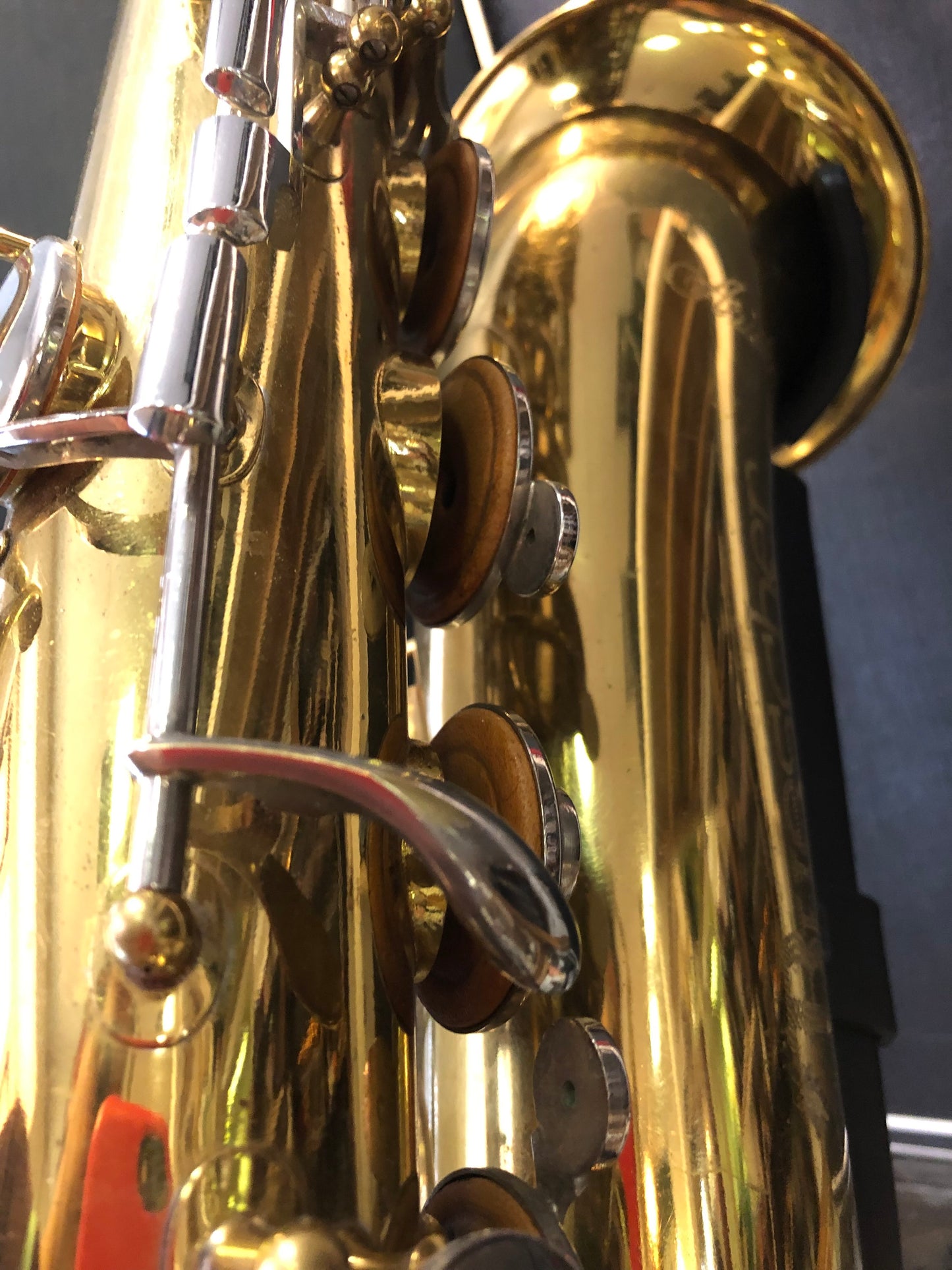 Hochwertiges Buescher Aristocrat Tenorsaxophon von Costa Instruments, US-Design, mit goldfarbener Messinglackierung und Klappen.