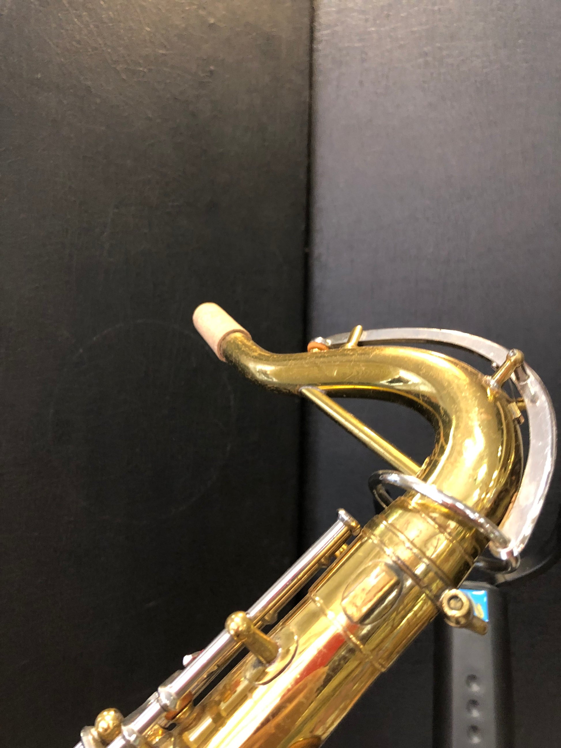 Buescher Aristocrat Tenorsaxophon von Costa Instruments, glänzendes Tenorsaxophon mit US-Qualität, auf Bild sichtbar.