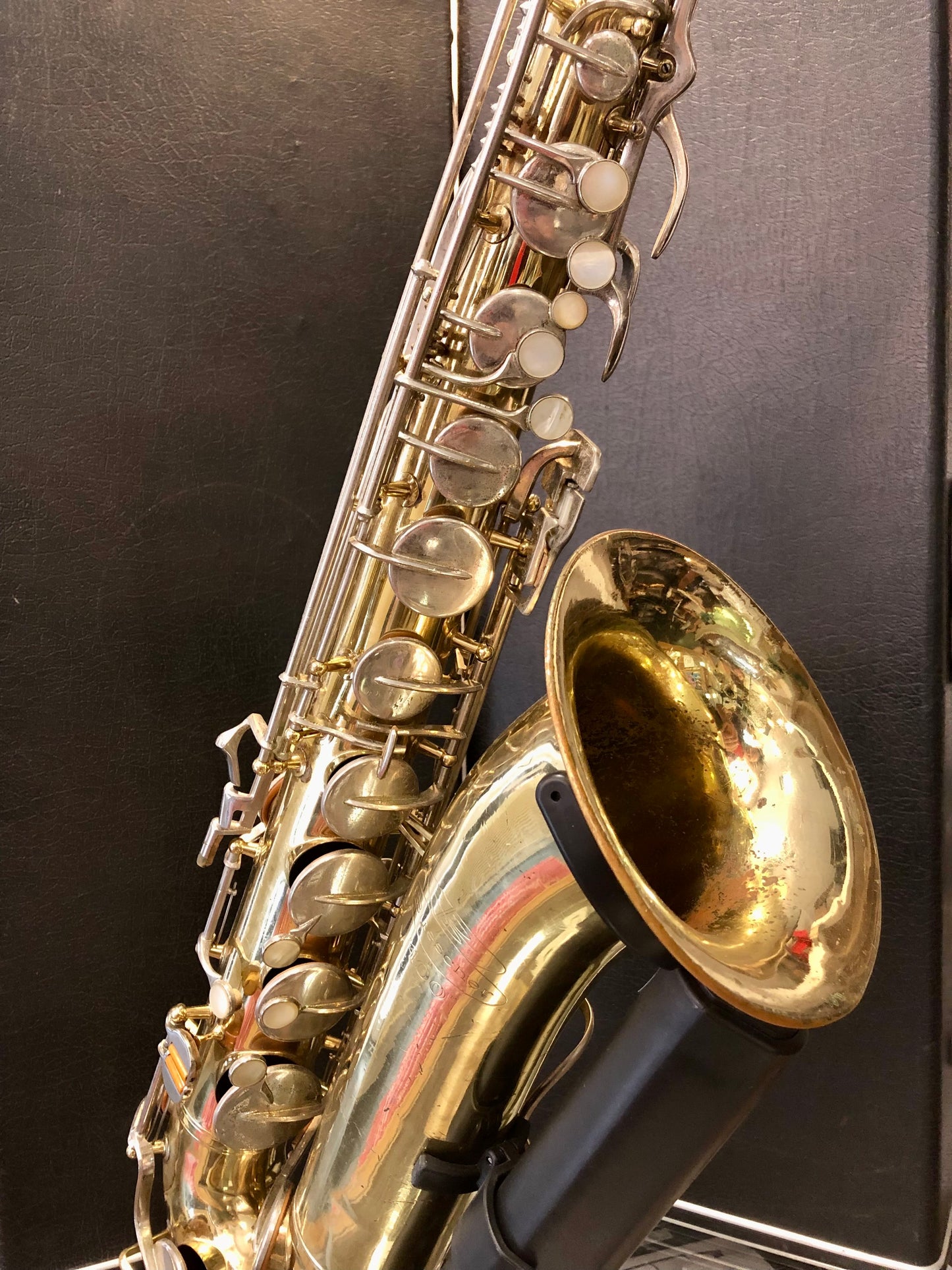 Tenorsaxophon Costa Instruments Buescher 400 aus USA, detailreiche Ansicht des Tenorsaxofons mit Griffen und Messingfinish
