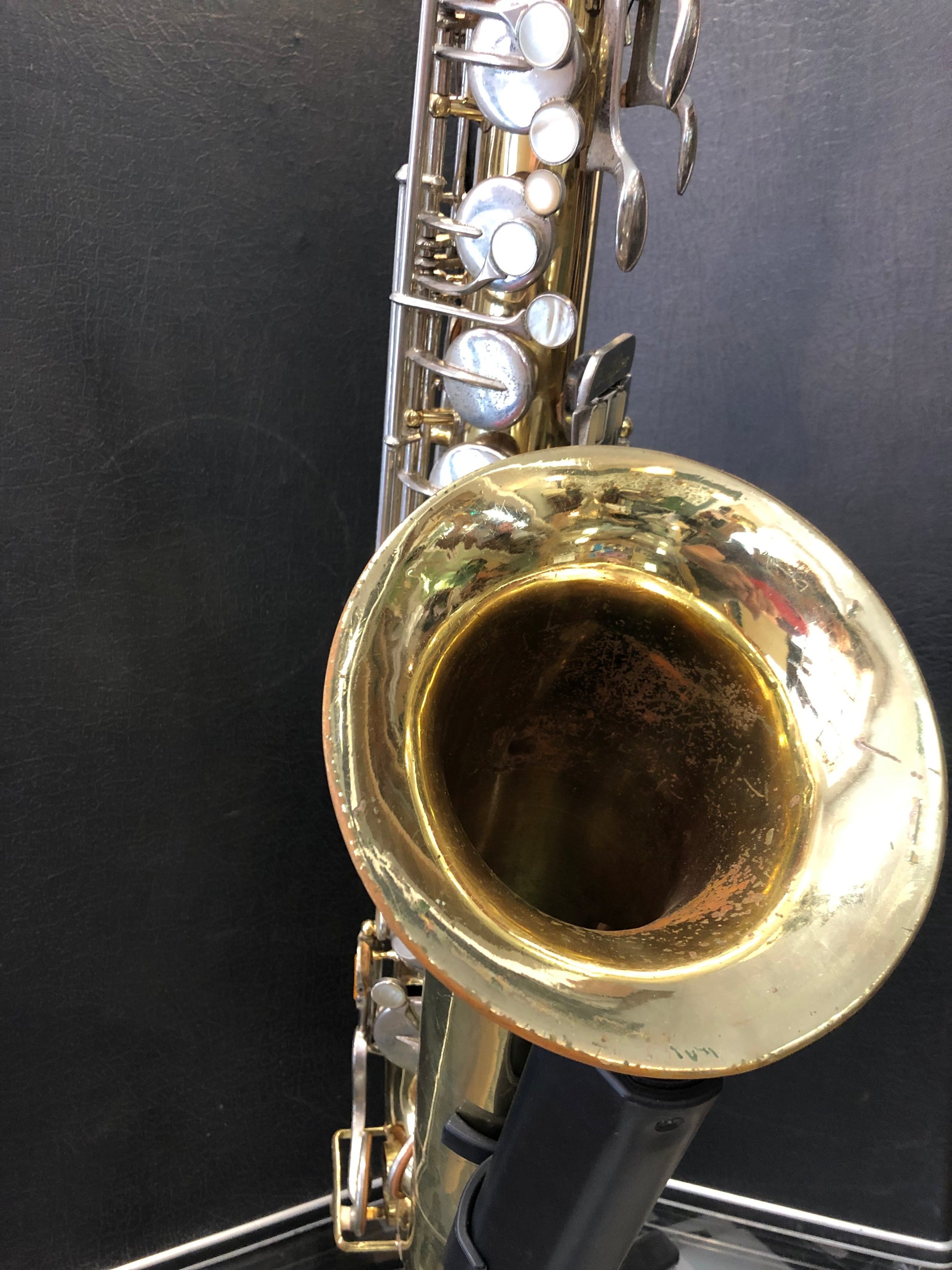 Costa Instruments Buescher 400 Tenorsaxophon, USA, mit Garantie, detailreiche Ansicht des goldfarbenen Saxophons