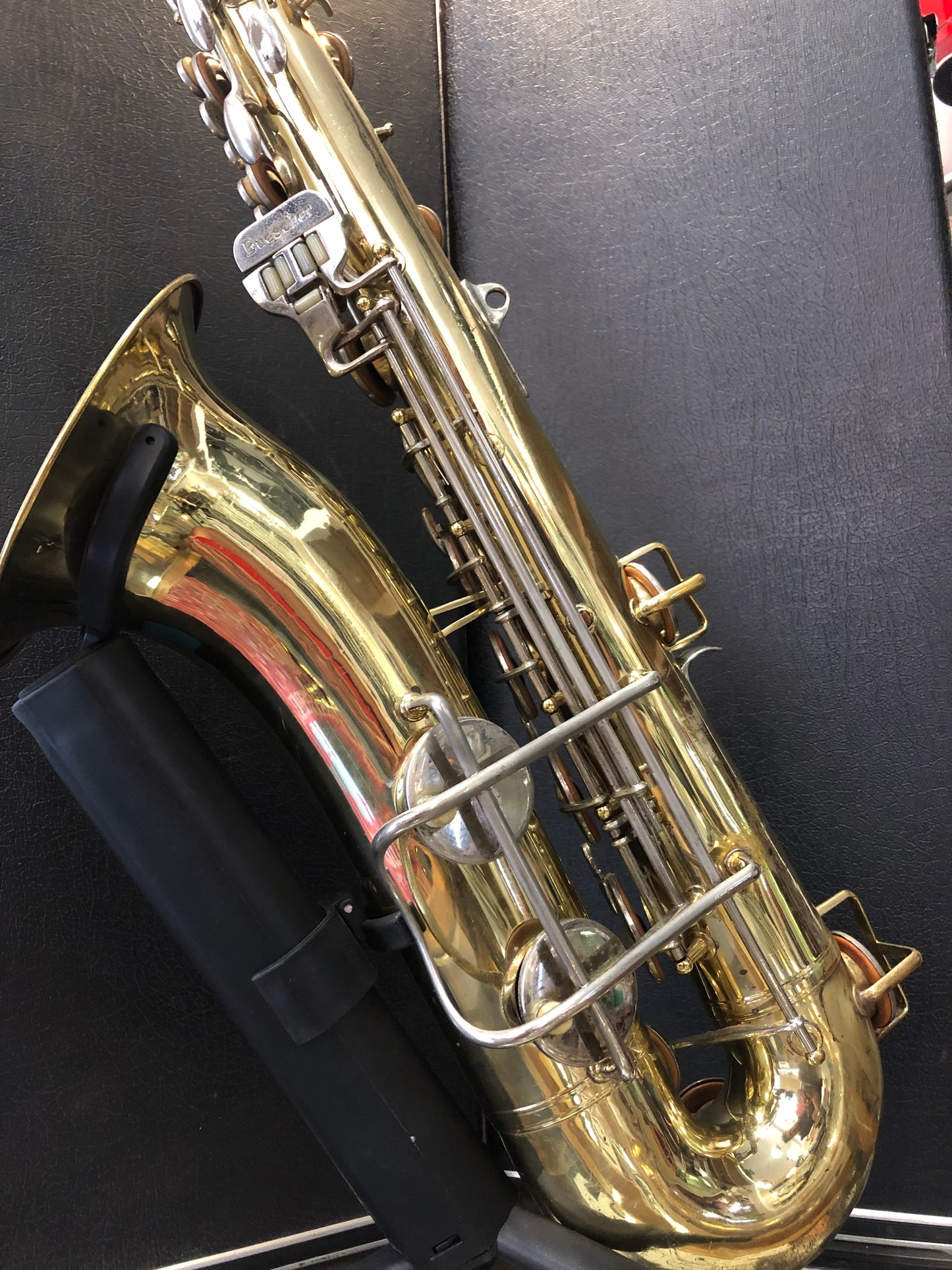 Costa Instruments Buescher 400 Tenorsaxophon, US-Model, glänzendes Tenorsaxophon mit Garantiekarte, auf weißem Hintergrund fotografiert