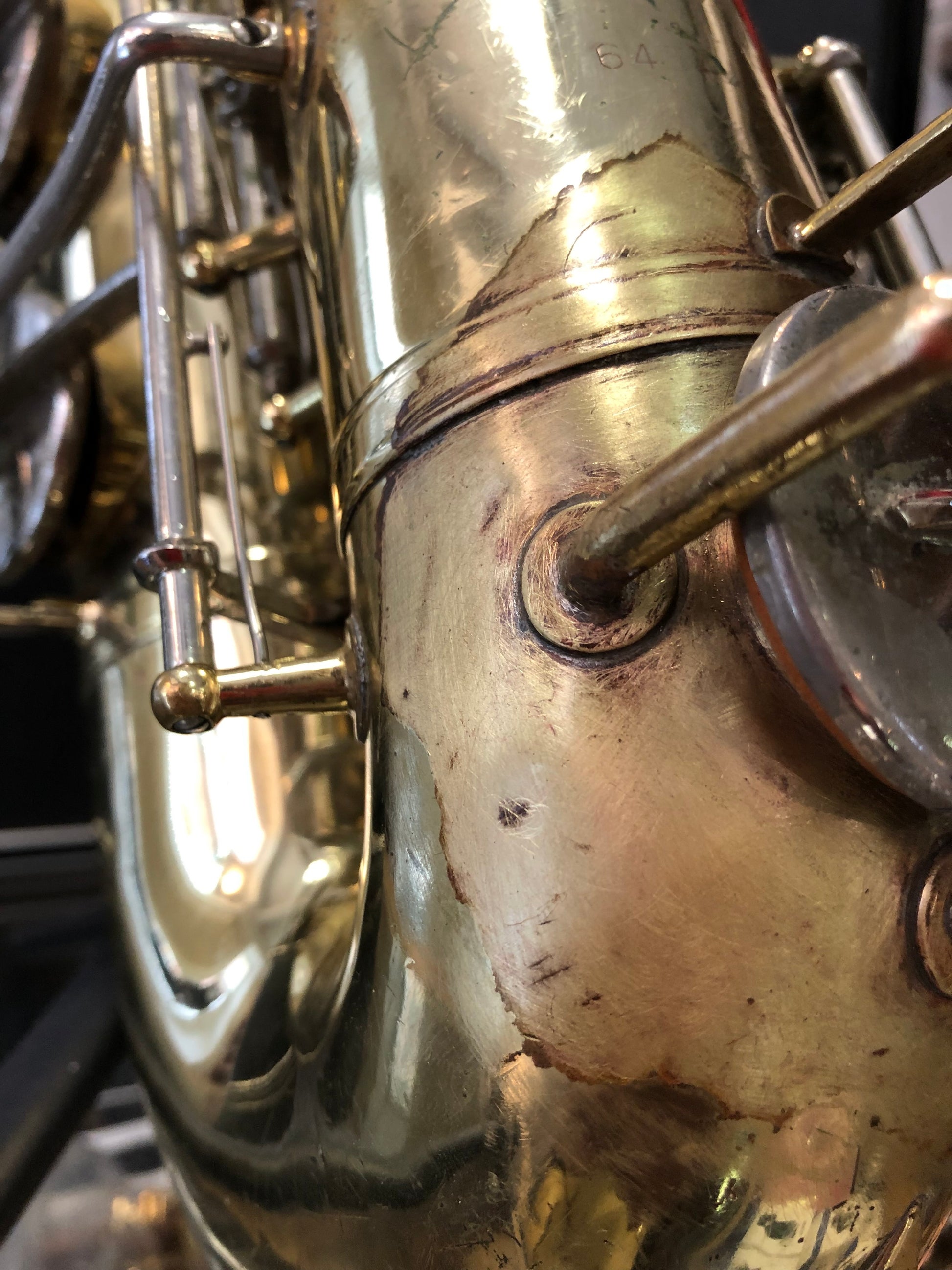 Costa Instruments Buescher 400 Tenorsaxophon, US-Modell, zeigt das goldene Edelmetall und die Klappenmechanik des Tenorsaxophons.