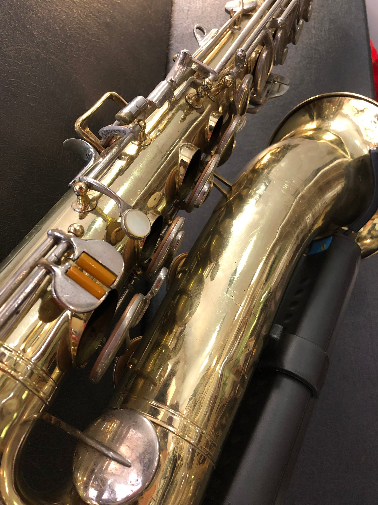 Costa Instruments Buescher 400 Tenorsaxophon, US-Model, detailreiche Ansicht des Musikinstruments auf weißem Hintergrund
