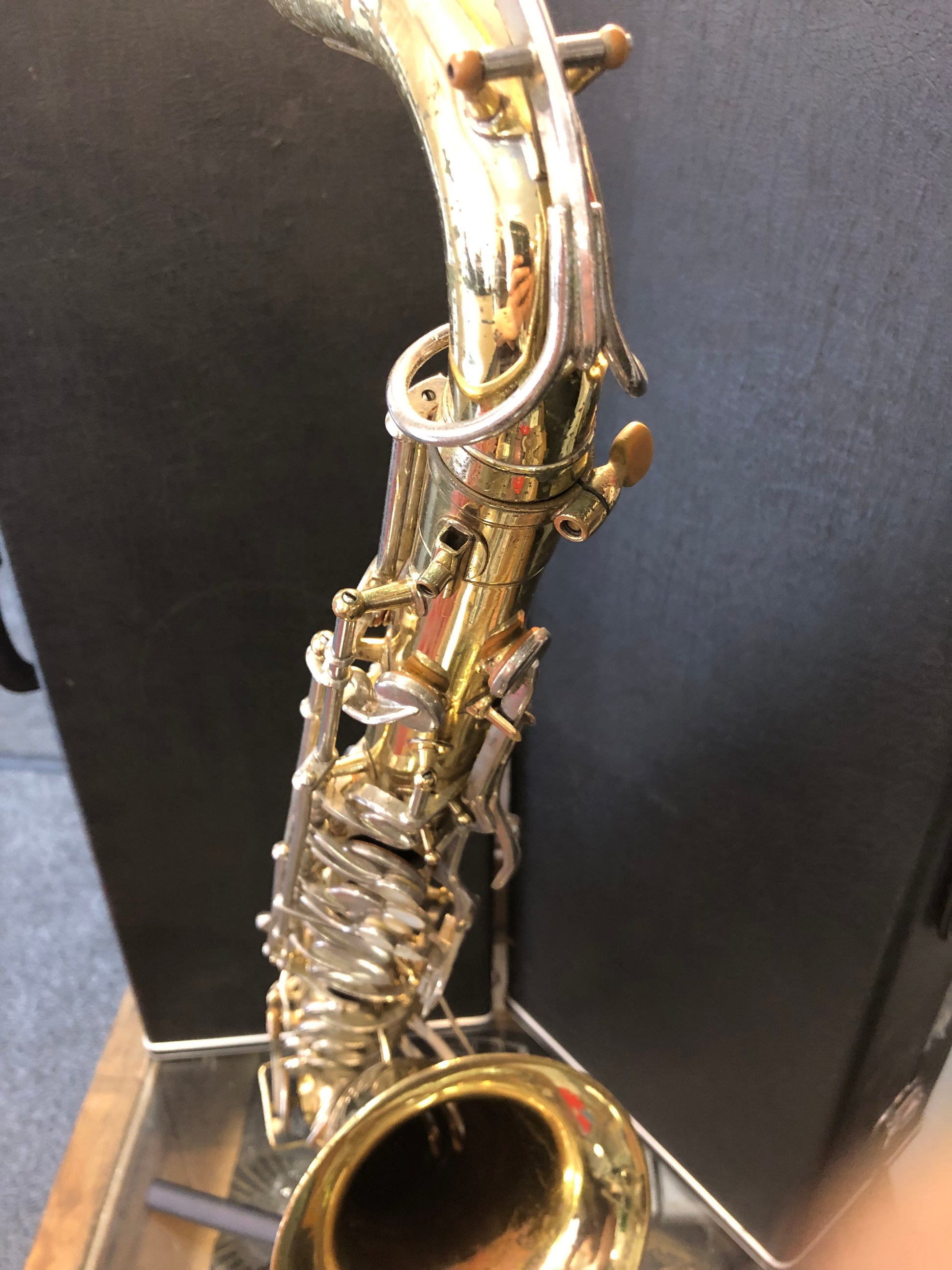 Costa Instruments Buescher 400 Tenorsaxofon, USA, mit Garantie, zeigt das goldene Tenorsaxophon auf dem Bild.