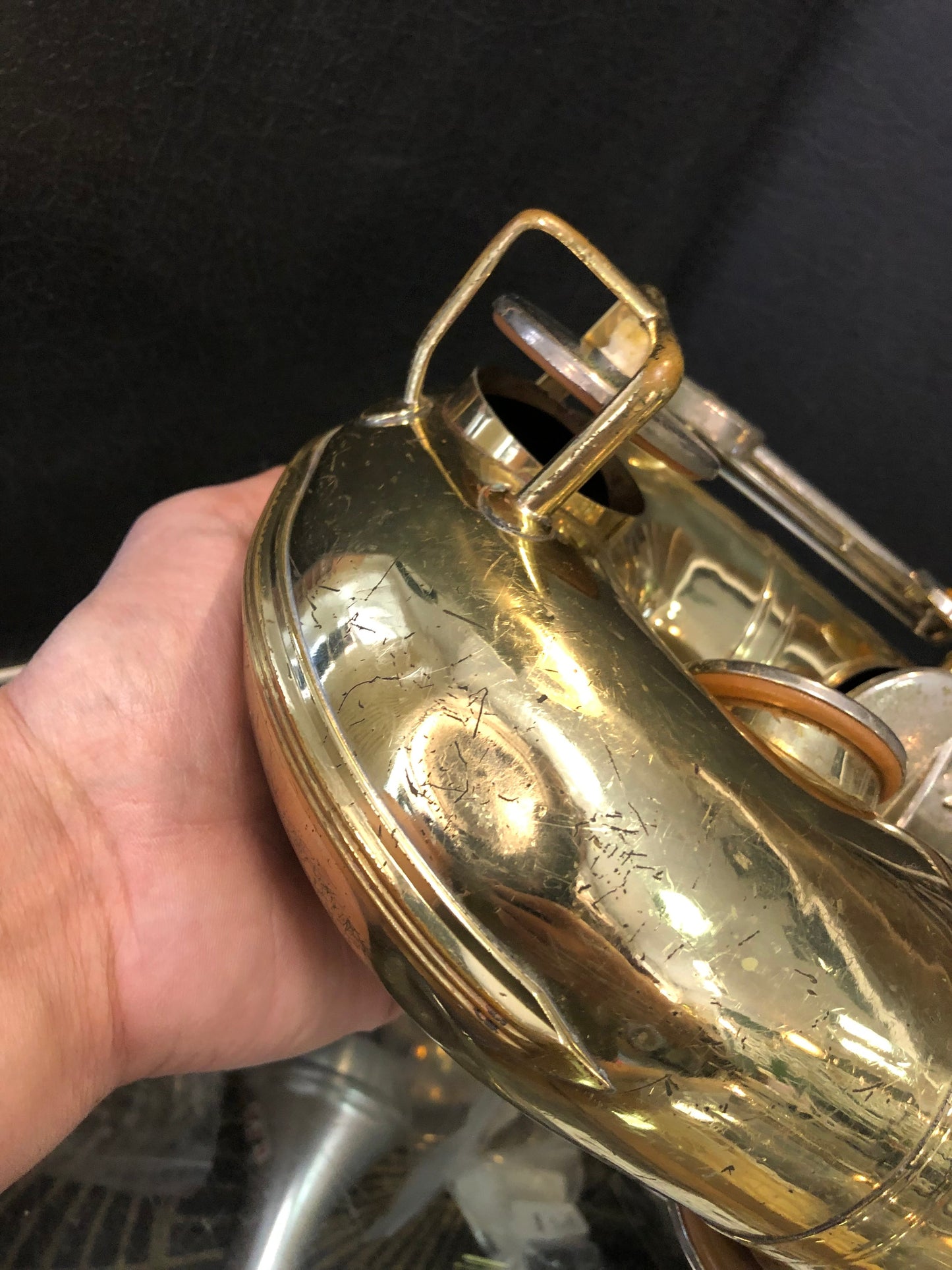 Costa Instruments Buescher 400 Tenorsaxophon, US-Qualität, mit Garantie, zeigt das goldene Saxophon mit Griffen und Klappen.
