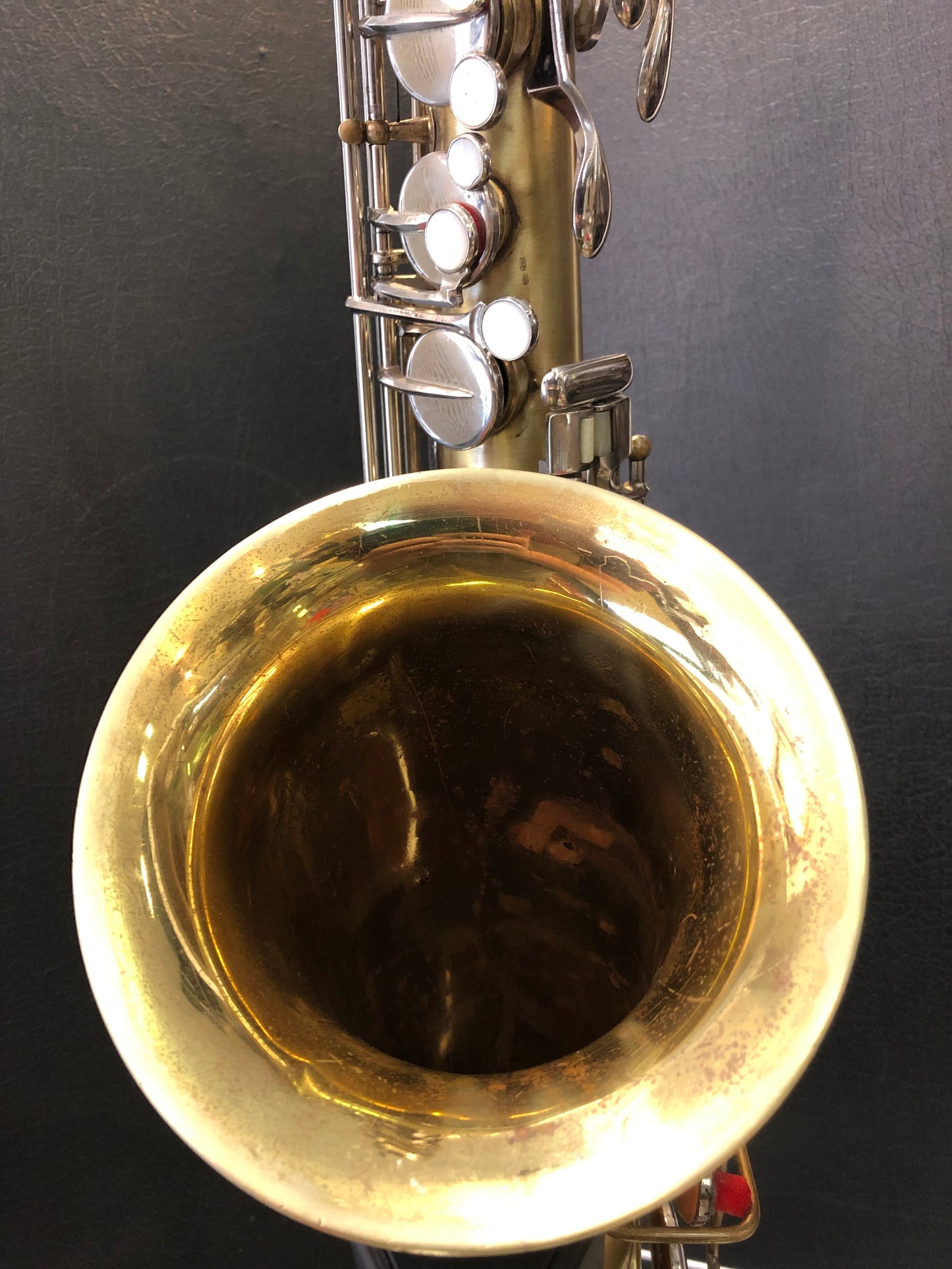 Tenorsaxophon von Costa Instruments, Modell Martin RMC, auf einem weißen Hintergrund, detailreiche Ansicht des Musikinstruments.
