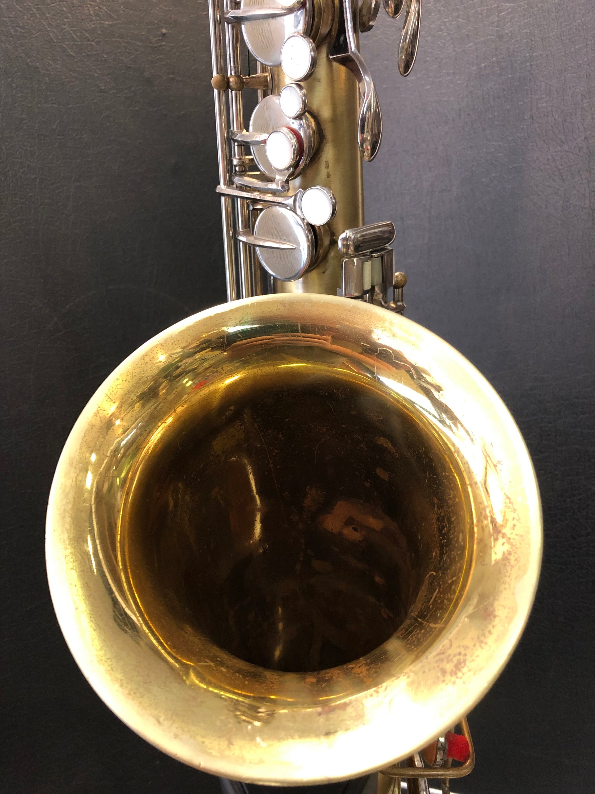 Tenorsaxophon von Costa Instruments, Modell Martin RMC, auf einem weißen Hintergrund, detailreiche Ansicht des Musikinstruments.