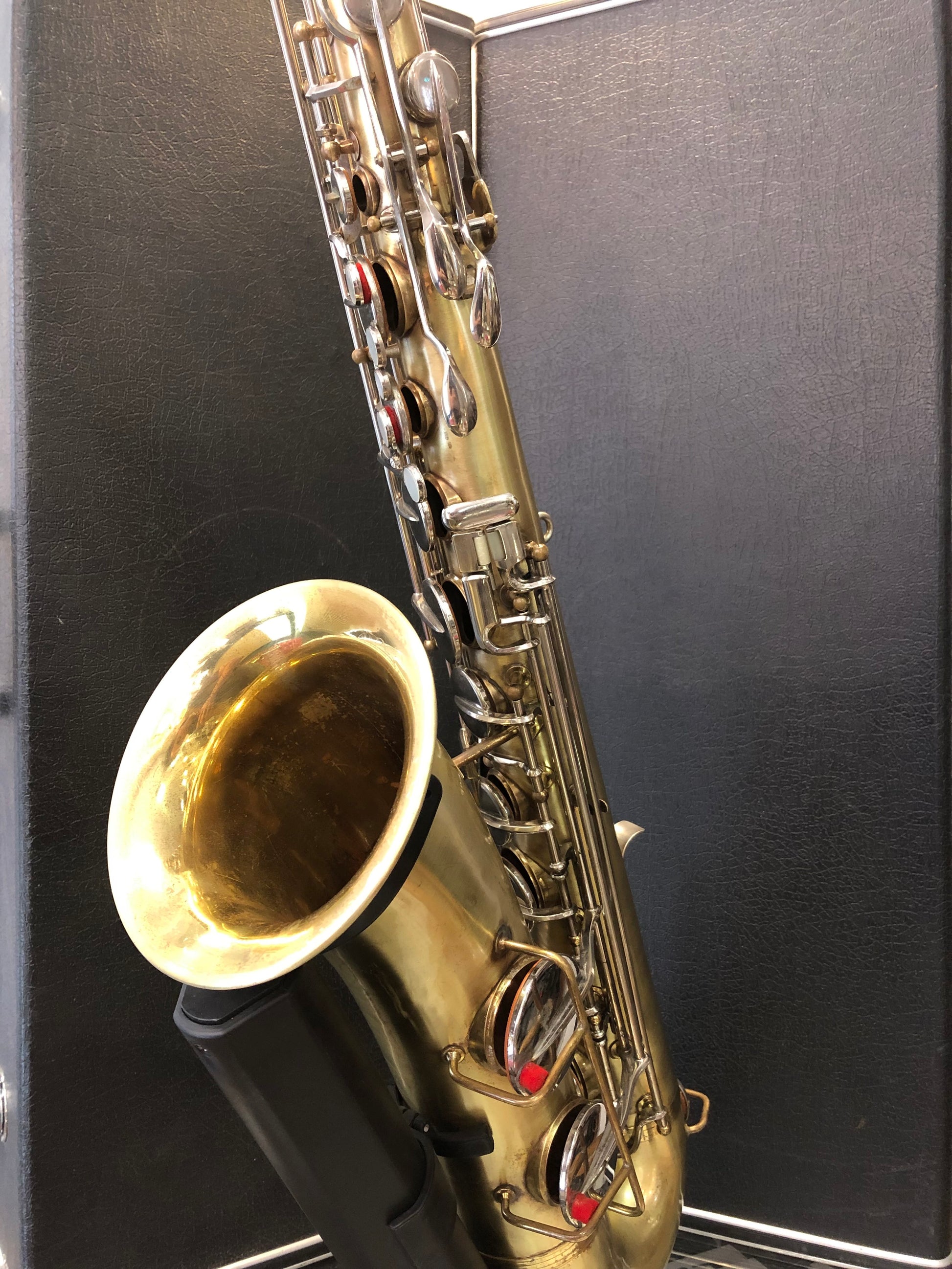 Hochwertiges Costa Instruments Tenorsaxophon RMC mit Klappenkorpus und goldfarbenen Bedienelementen, Nahaufnahme vor hellem Hintergrund