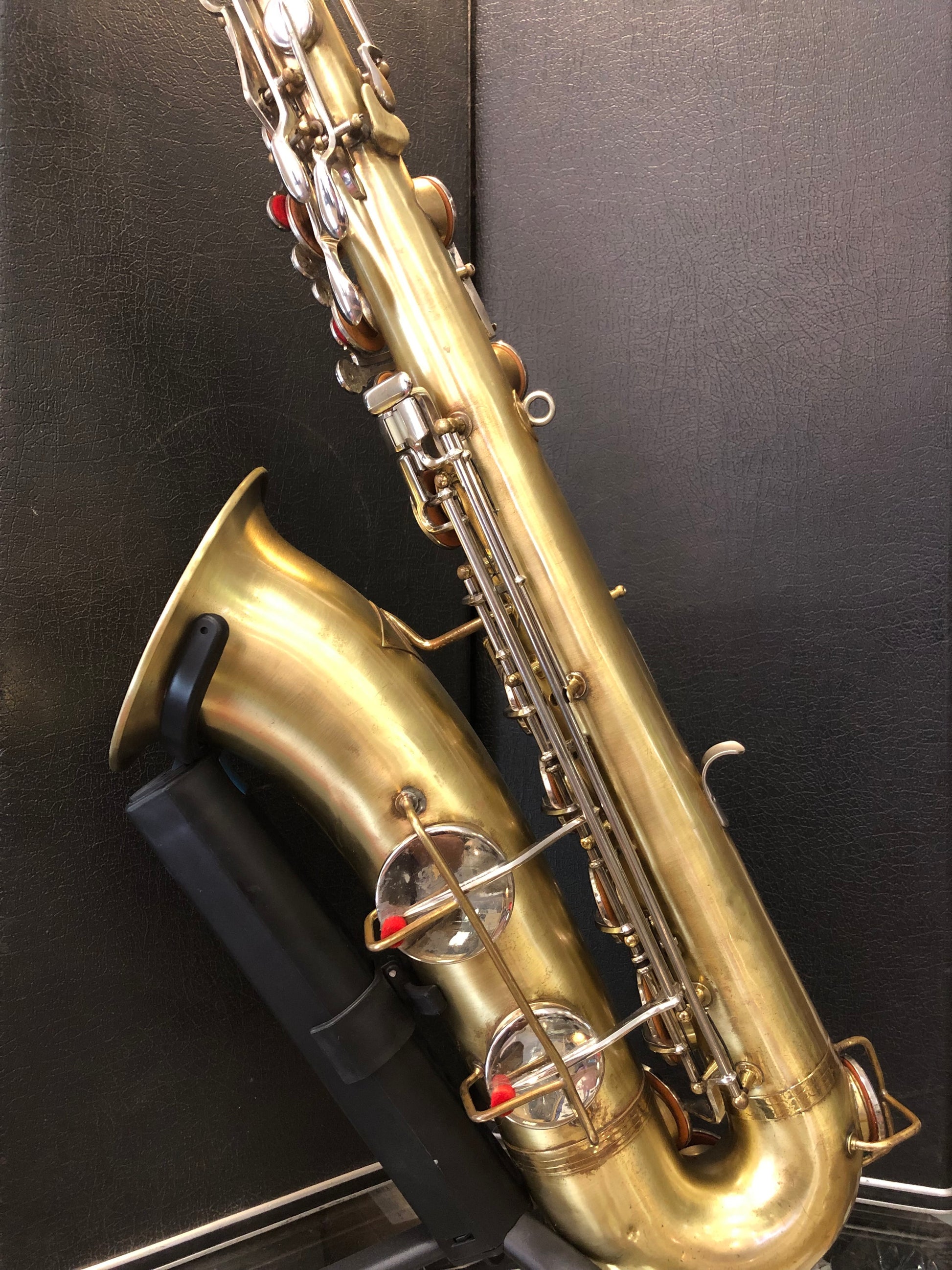 Hochwertiges Tenorsaxophon von Costa Instruments, Modell Martin RMC, mit glänzendem Finish und ergonomischer Bauform.