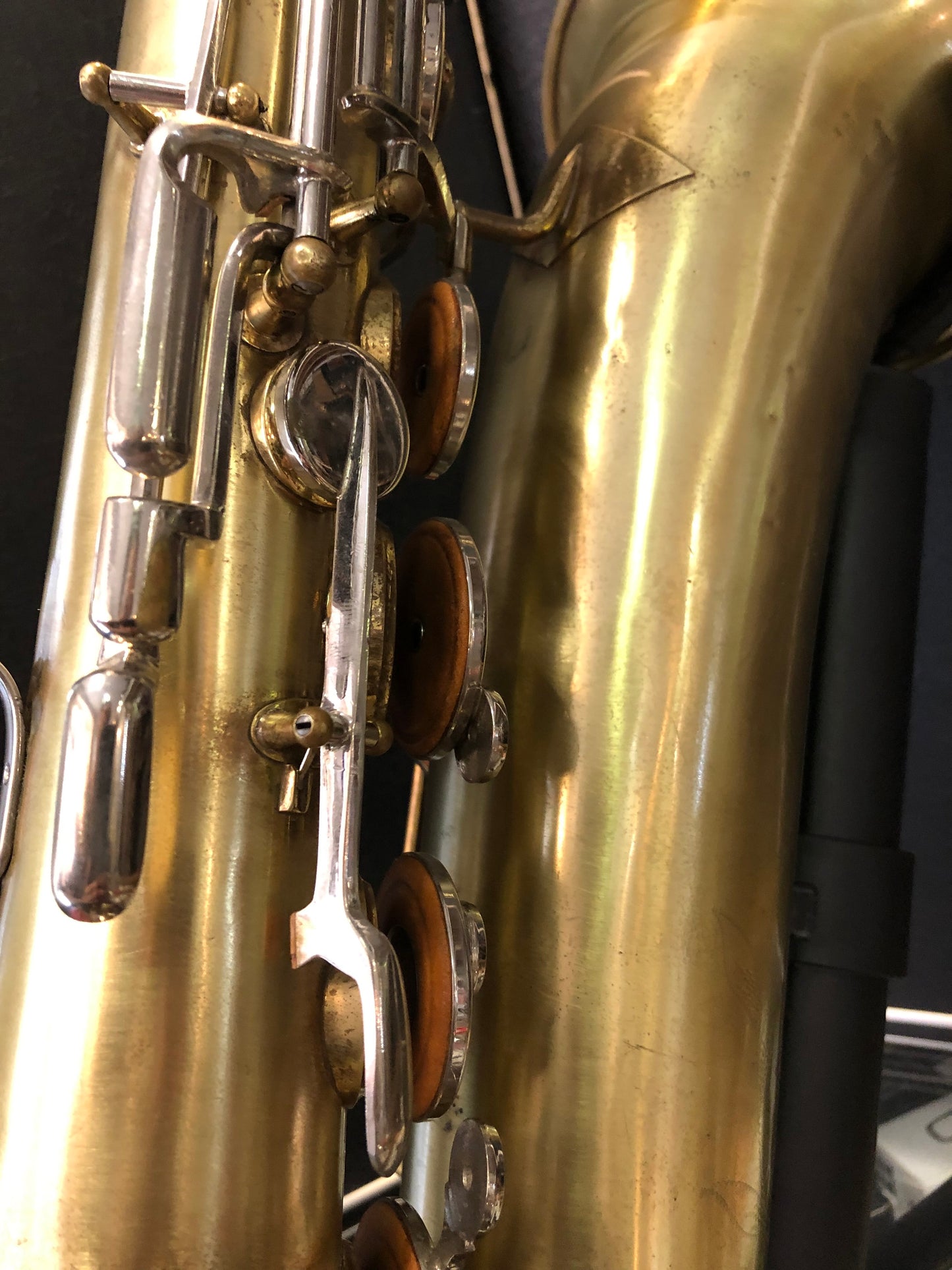 Tenorsaxophon von Costa Instruments, Modell Martin RMC, mit Garantie, auf einem schwarzen Hintergrund fotografiert.