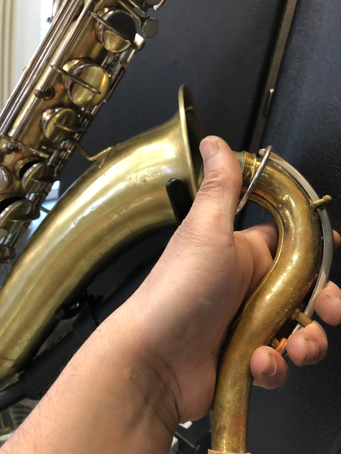 Tenorsaxophon von Costa Instruments, Modell Martin RMC, mit Garantie, auf einem weißen Hintergrund fotografiert.