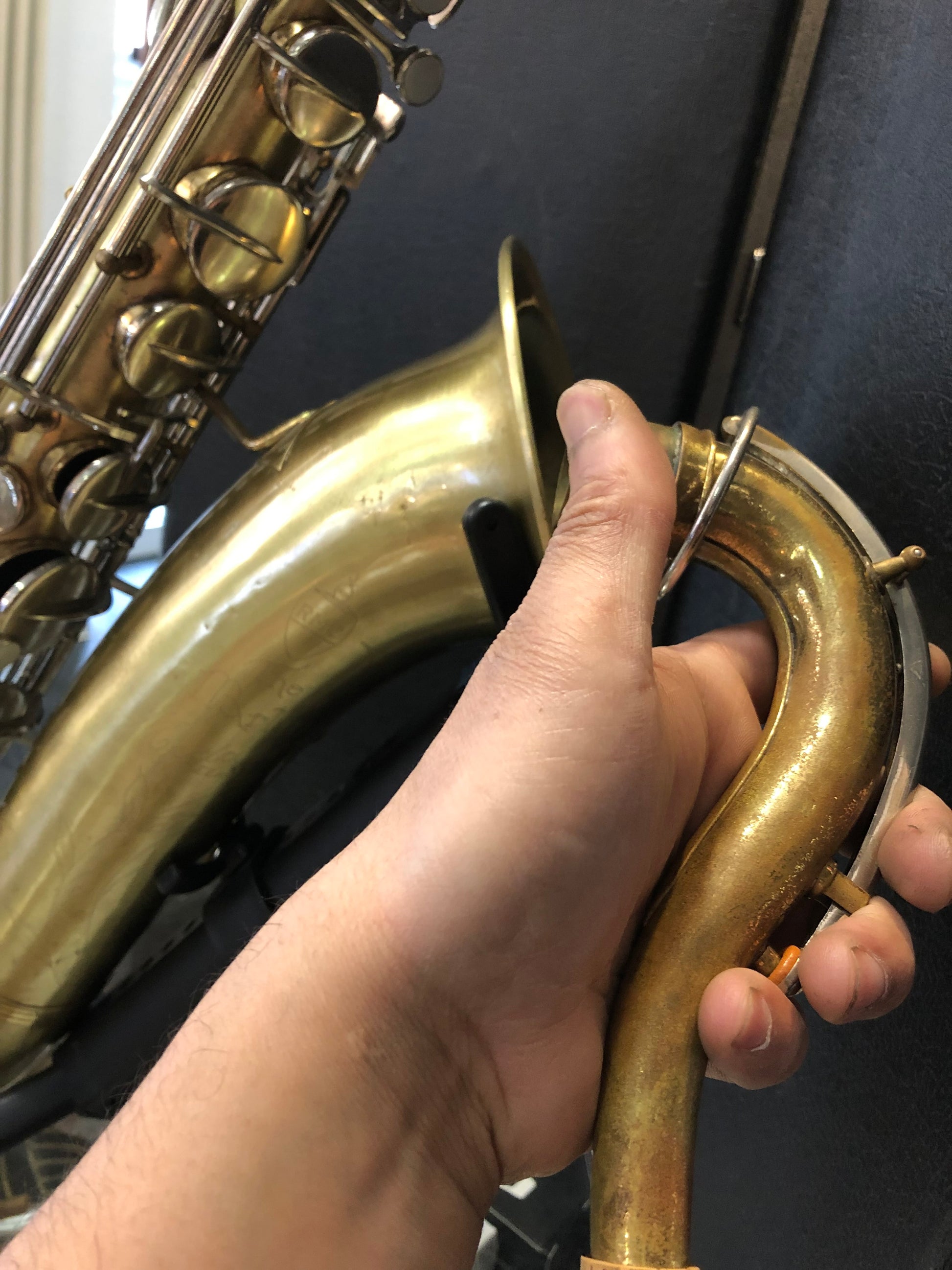 Tenorsaxophon von Costa Instruments, Modell Martin RMC, mit Garantie, auf einem weißen Hintergrund fotografiert.