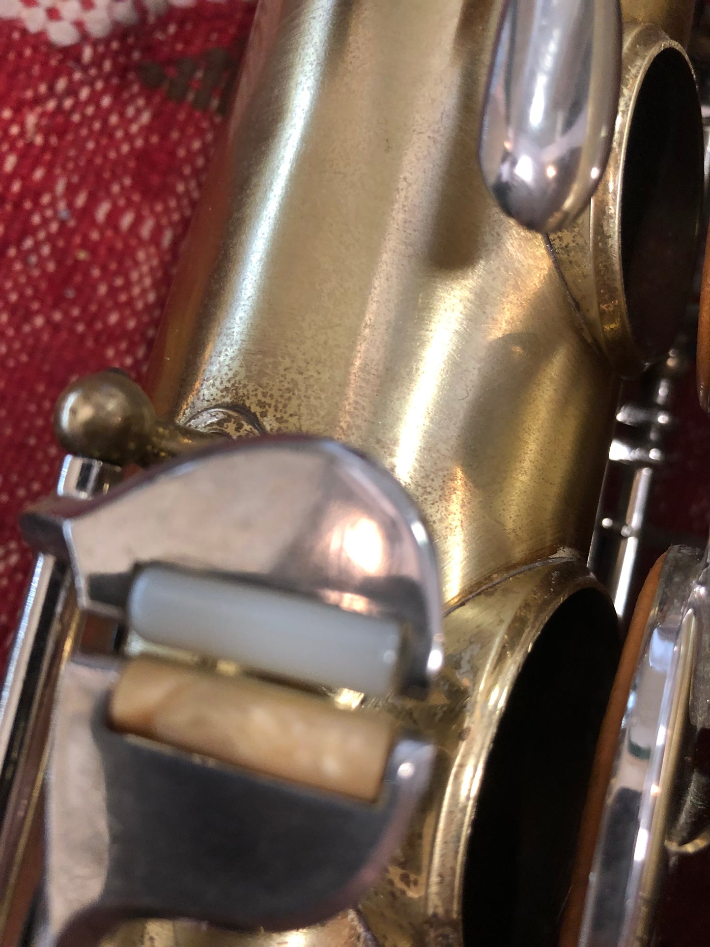 Hochwertiges Tenorsaxophon von Costa Instruments, Modell Martin RMC, mit glänzendem Finish und Klappen.