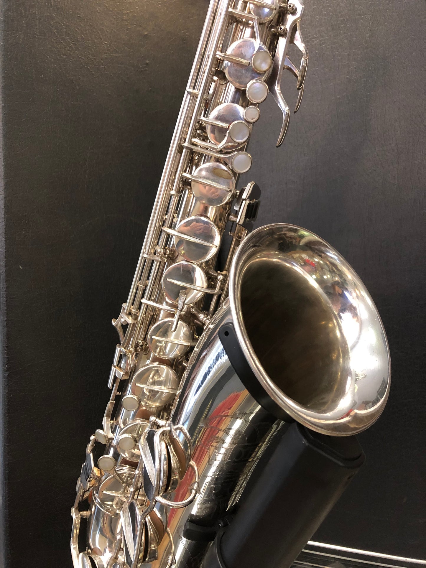 Hohner President versilbertes Tenorsaxophon von Costa Instruments, detailreiche Ansicht des Instruments mit Klappen und Gravuren