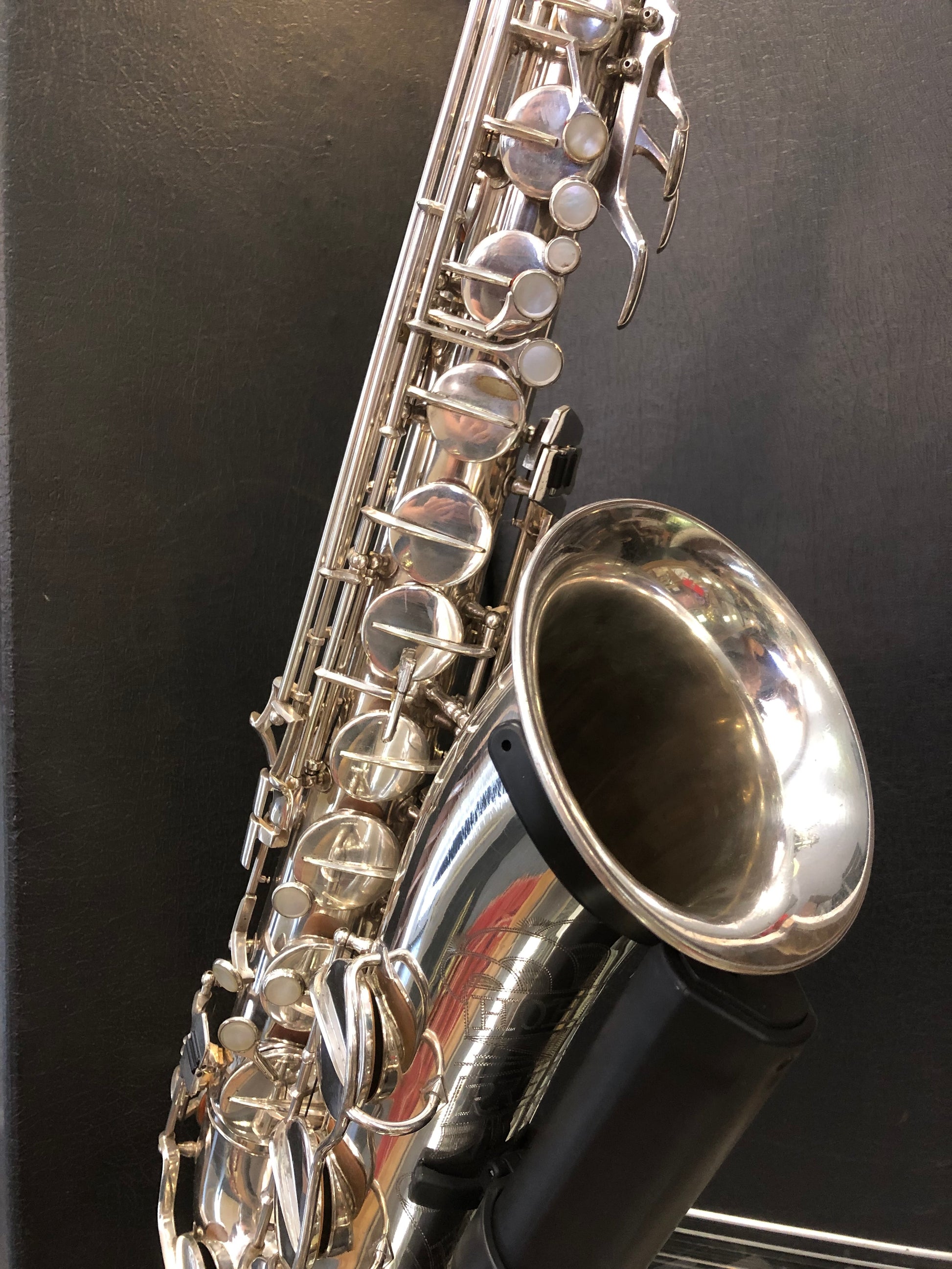 Hohner President versilbertes Tenorsaxophon von Costa Instruments, detailreiche Ansicht des Instruments mit Klappen und Gravuren