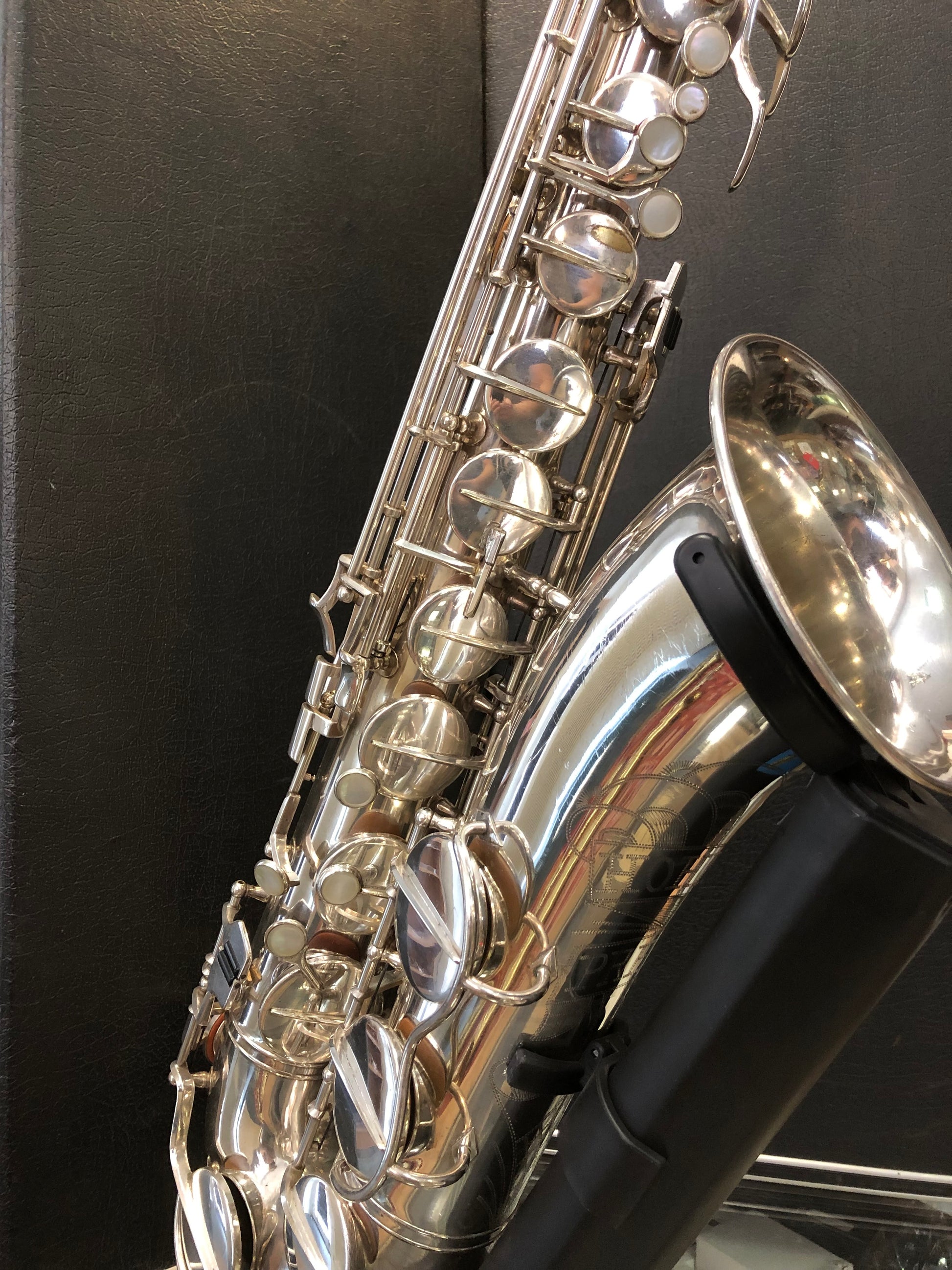 Hohner President versilbertes Tenorsaxophon von Costa Instruments, detailreiche Aufnahme des Musikinstruments