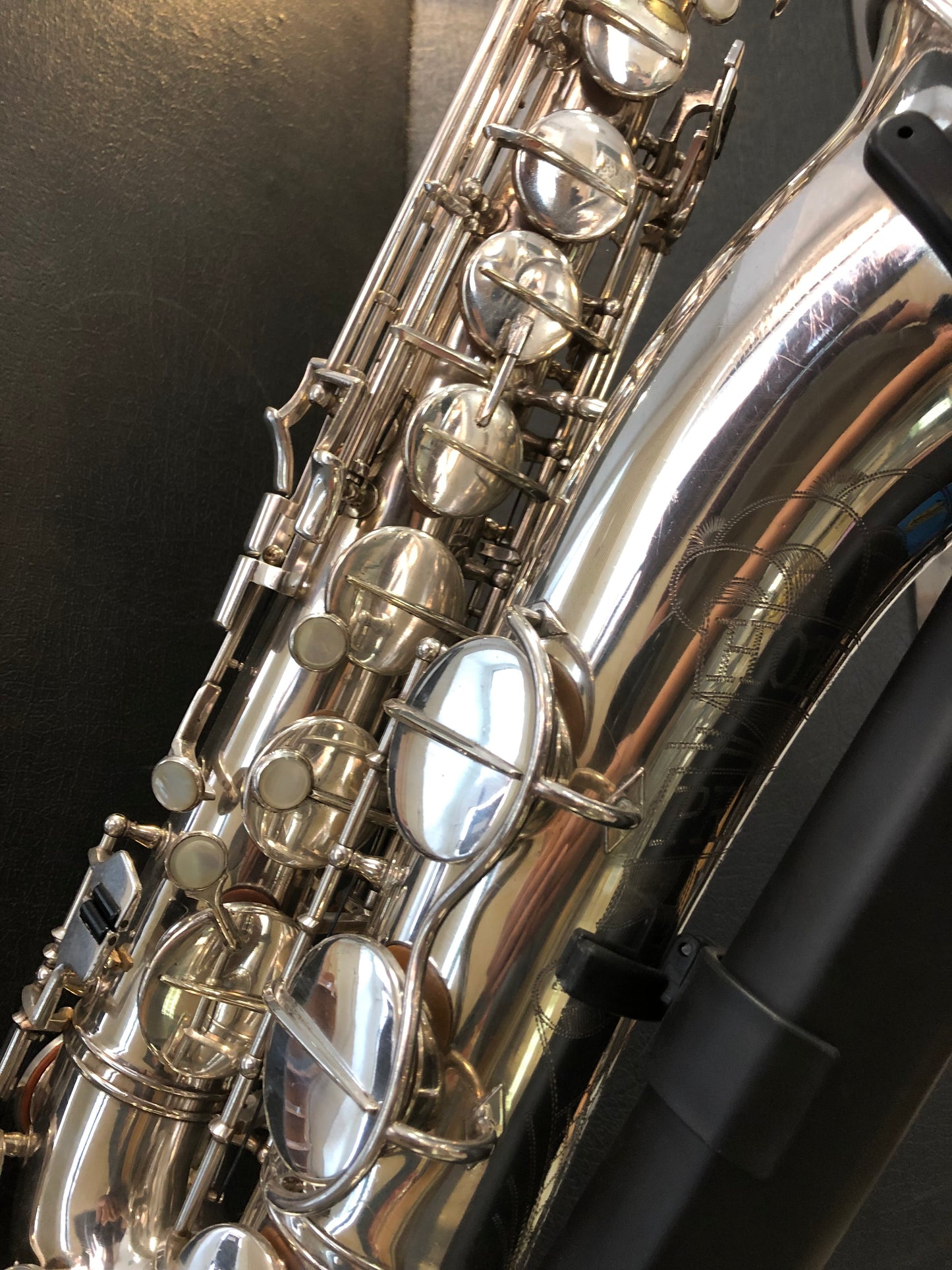 Hohner President versilbertes Tenorsaxophon von Costa Instruments, detailliertes Bild des Musikinstruments