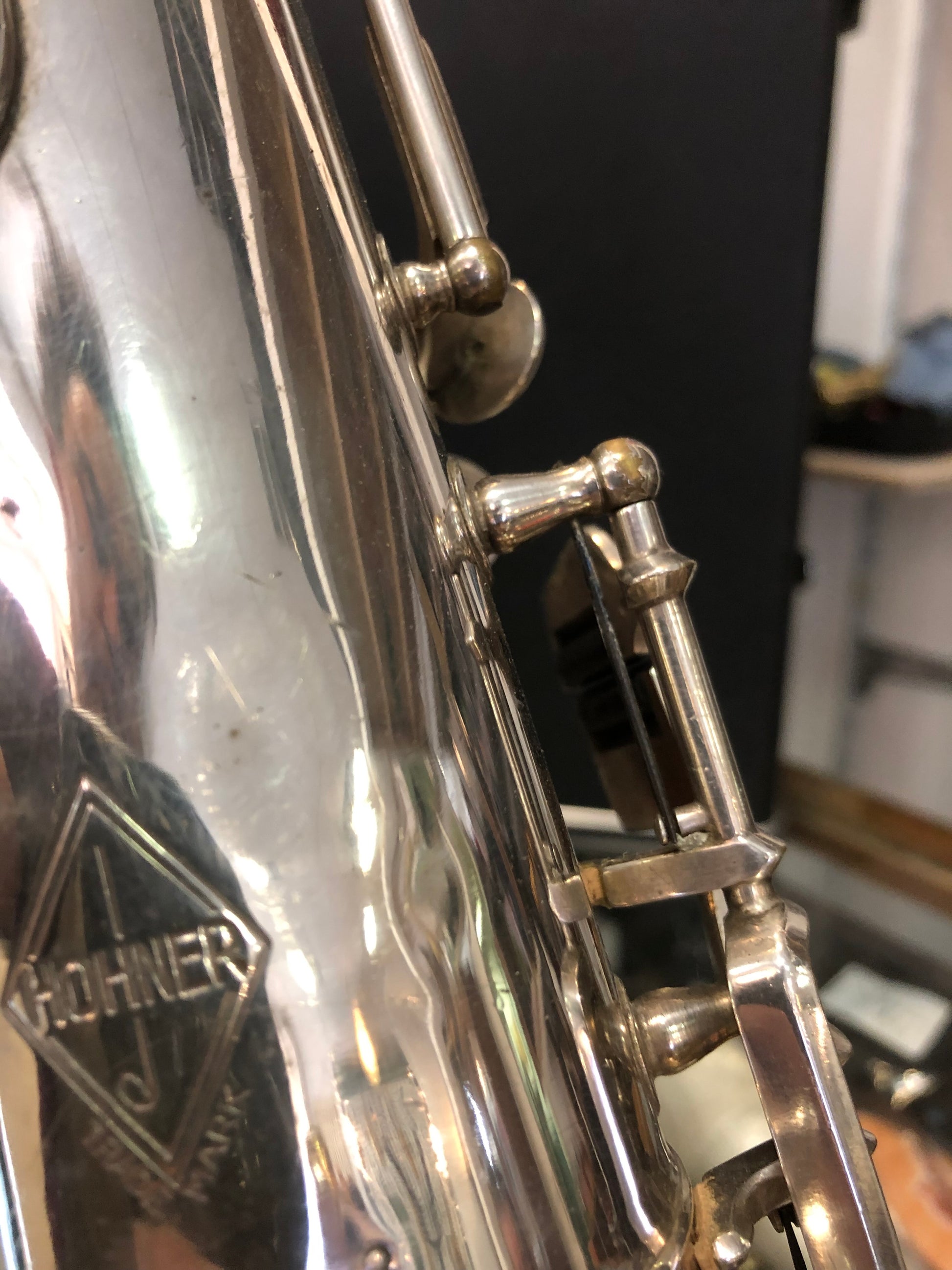 Hohner President versilbertes Tenorsaxophon von Costa Instruments, lässiges Bild des Musikinstruments mit Details.