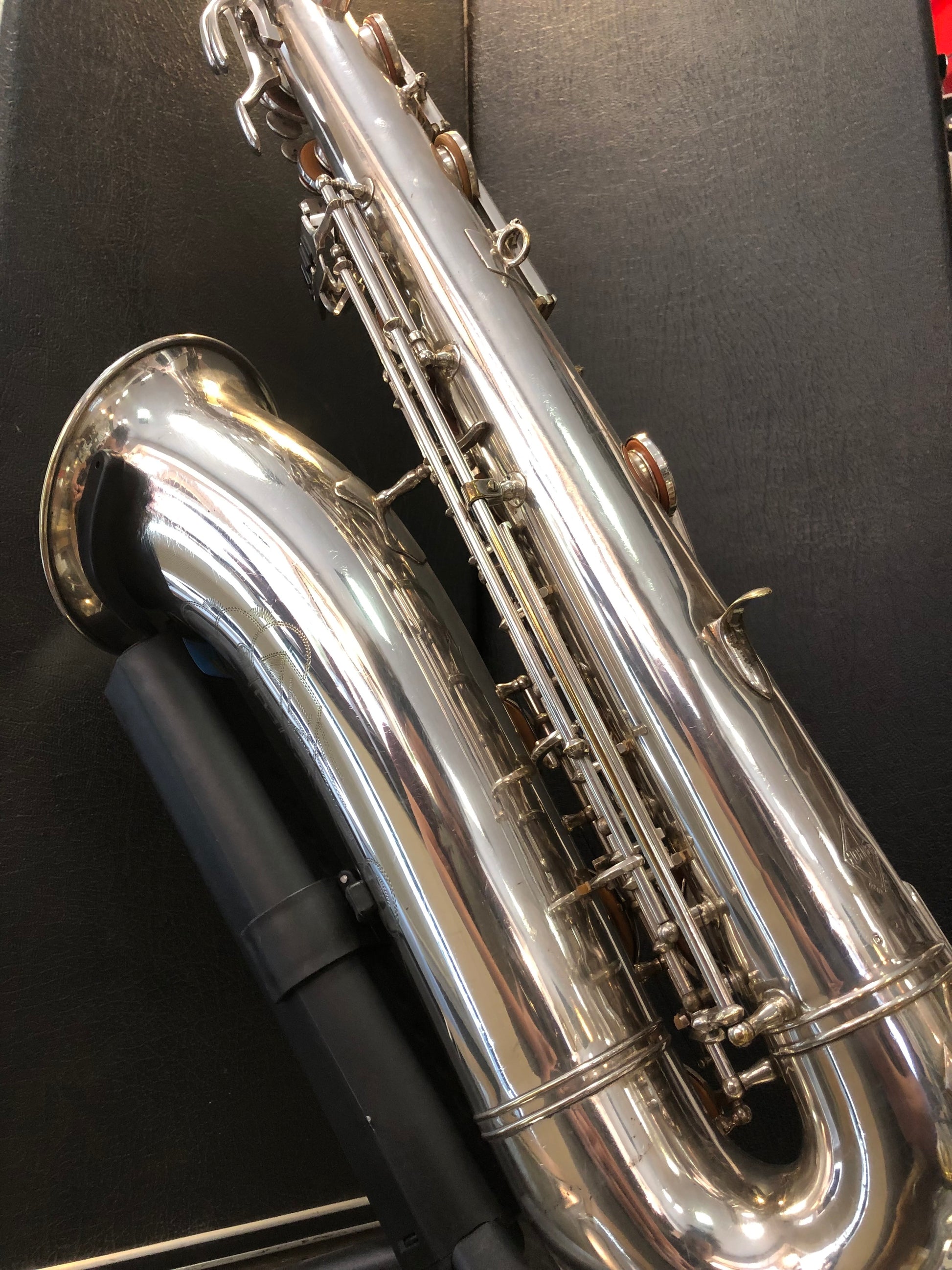 Hohner President versilbertes Tenorsaxophon von Costa Instruments, zeigt das glänzende Instrument und Details im Bild.