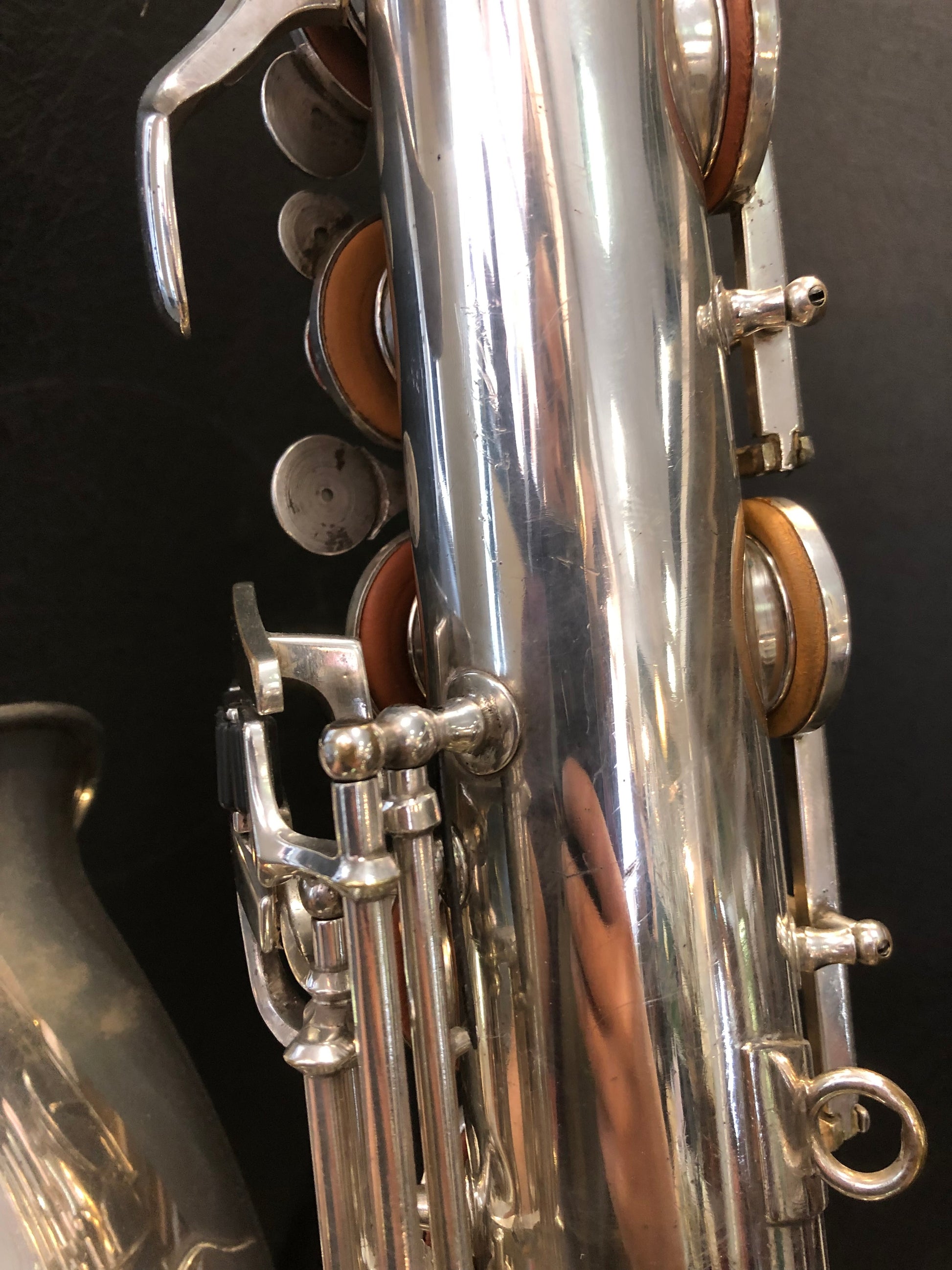 Hohner President versilbertes Tenorsaxophon von Costa Instruments, Nahaufnahme des Instruments mit Klappen und Messingfinish.