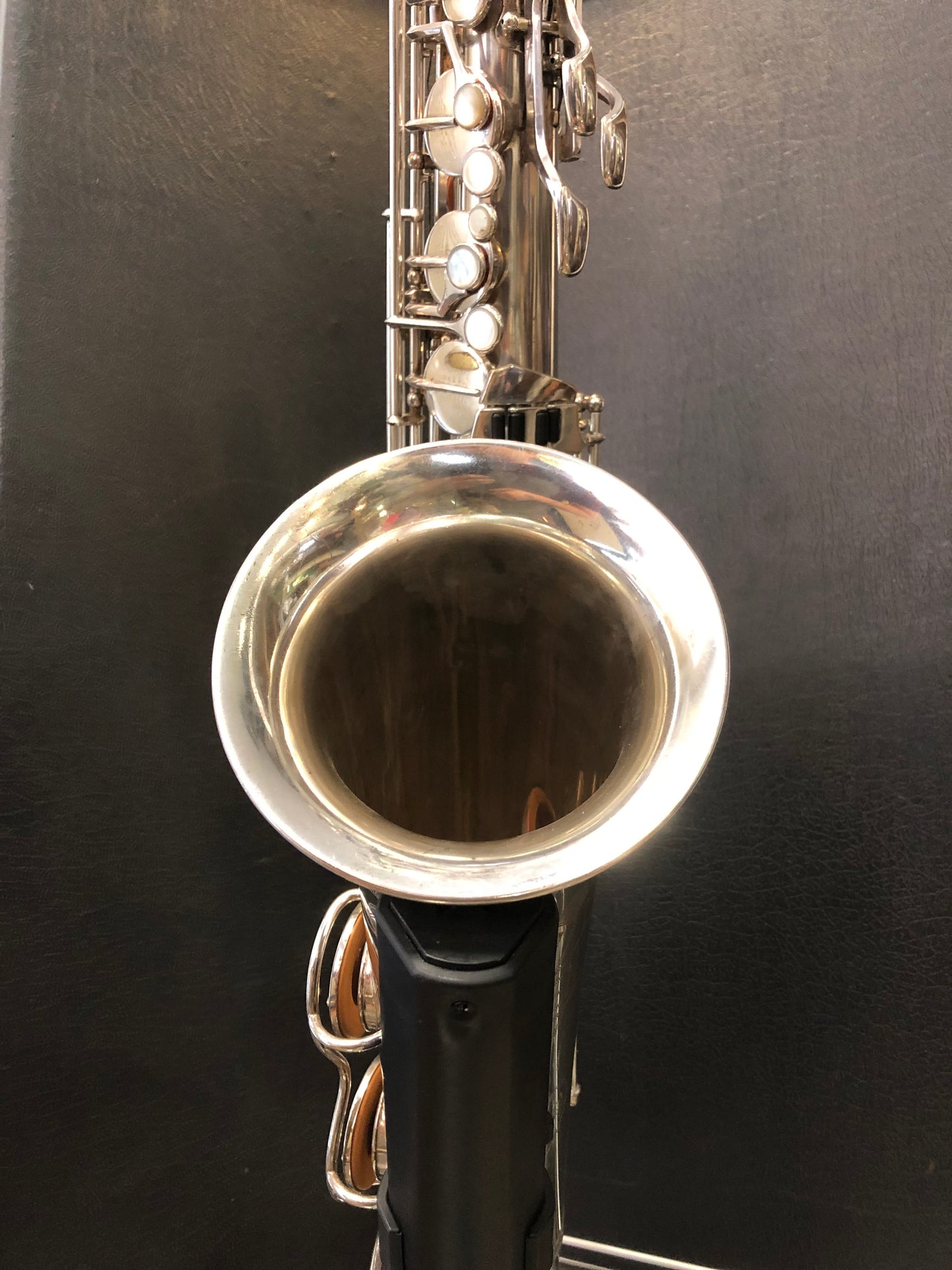 Hohner President versilbertes Tenorsaxophon von Costa Instruments, detailreiche Ansicht des Instruments