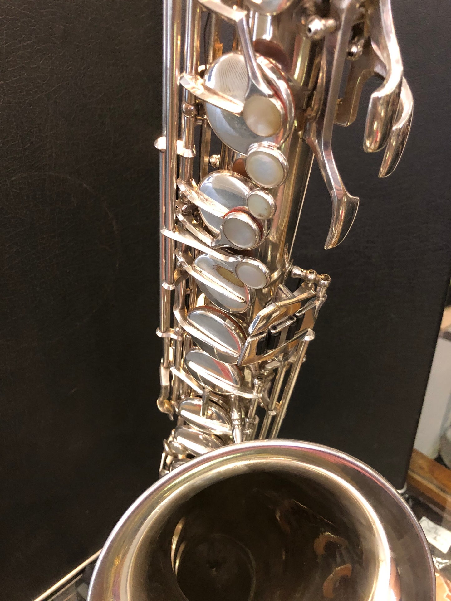 Hohner President versilbertes Tenorsaxophon von Costa Instruments, detailreiche Ansicht des Musikinstruments