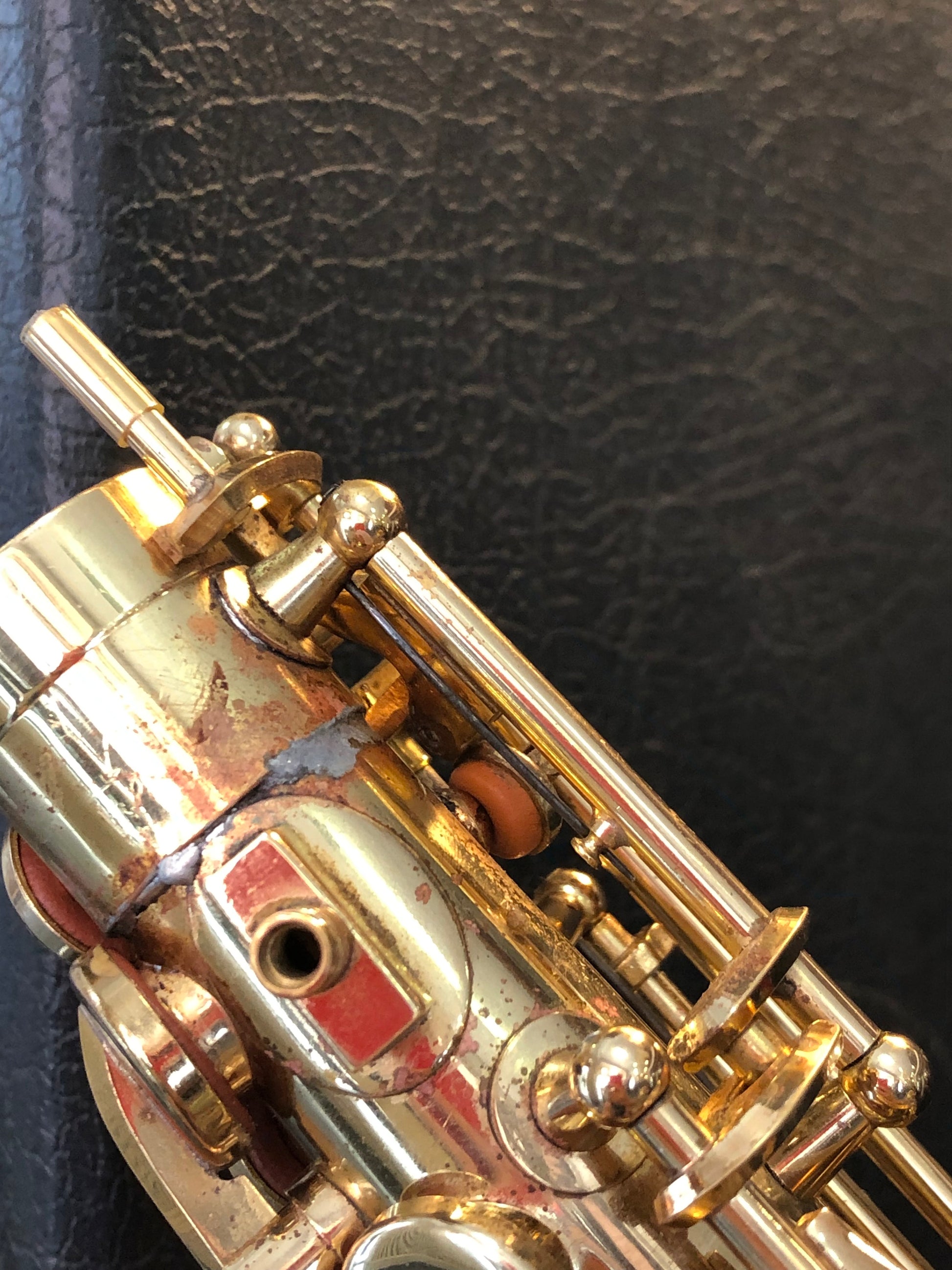 Gebrauchtes Altsaxophon Buffet Crampon Evette von Costa Instruments, Anfängerinstrument, sichtbares Instrument auf Bild.