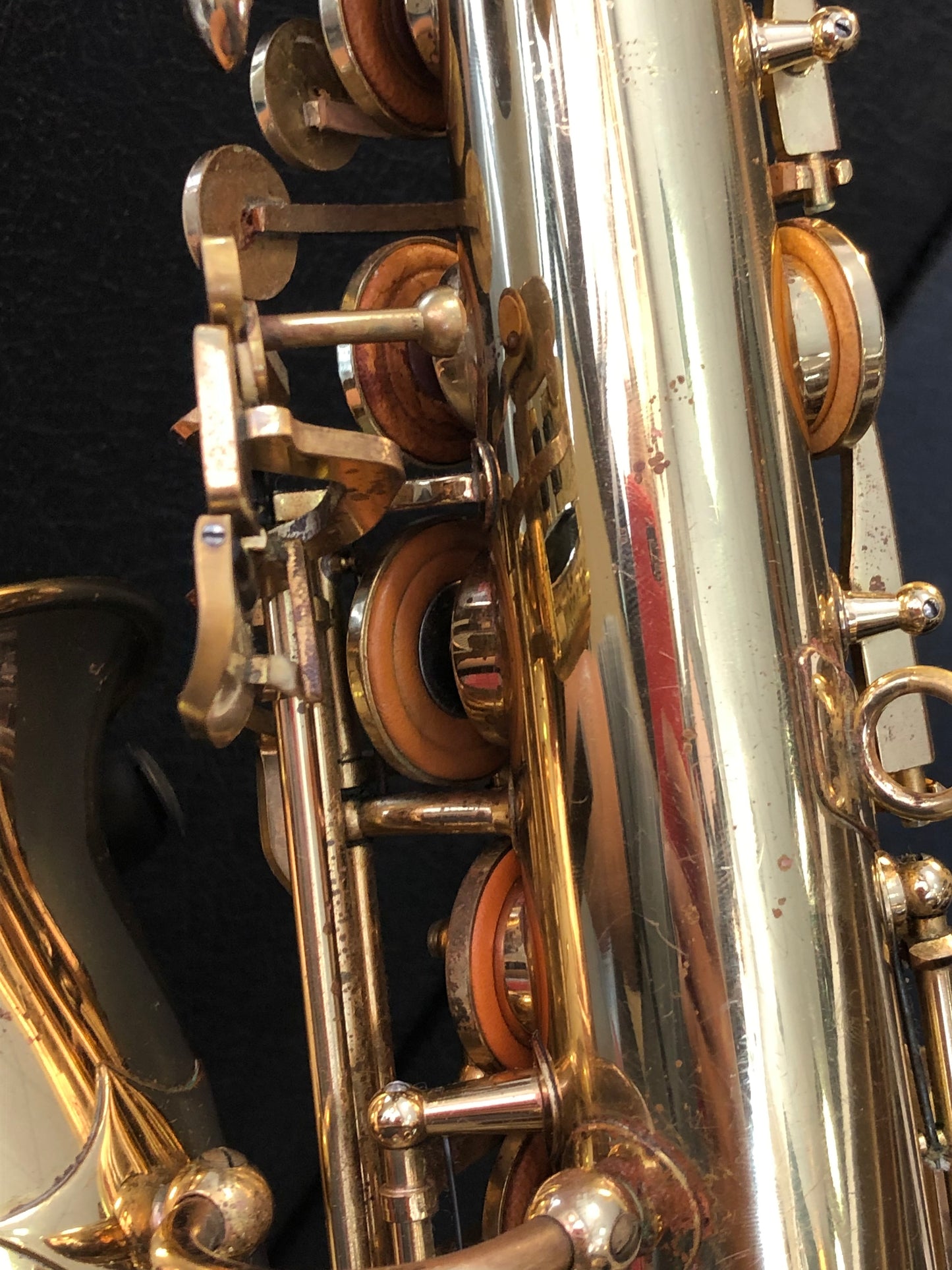 Gebrauchtes Altsaxophon Buffet Crampon Evette von Costa Instruments, Anfängerinstrument, Nahaufnahme der geschnitzten Oberfläche