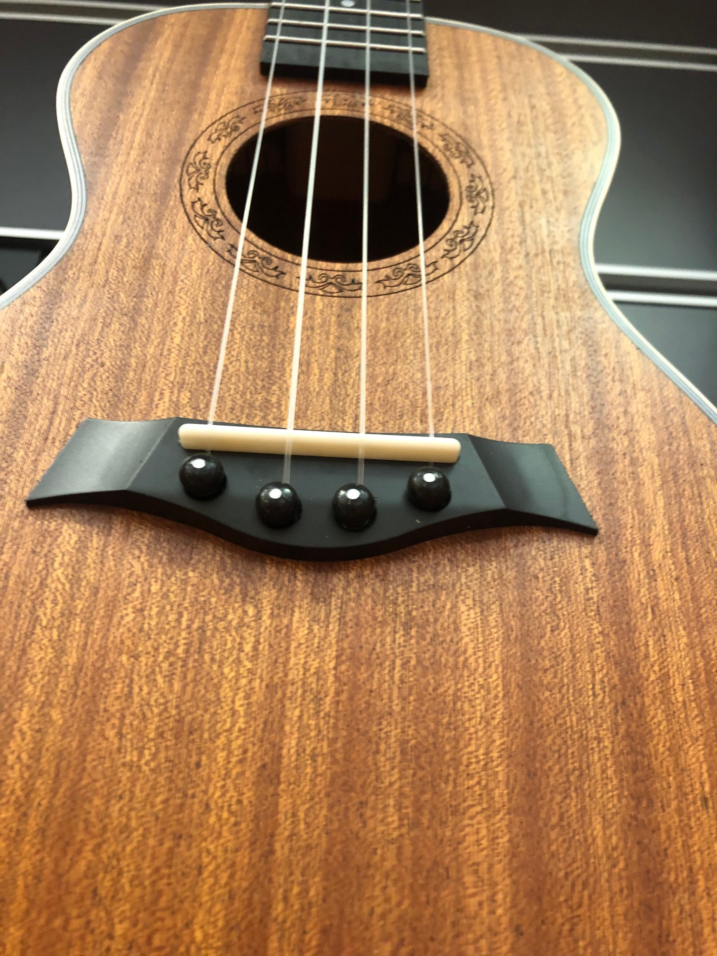 Concert Ukulele Konzert Mahagoni 23 Zoll mit Tasche