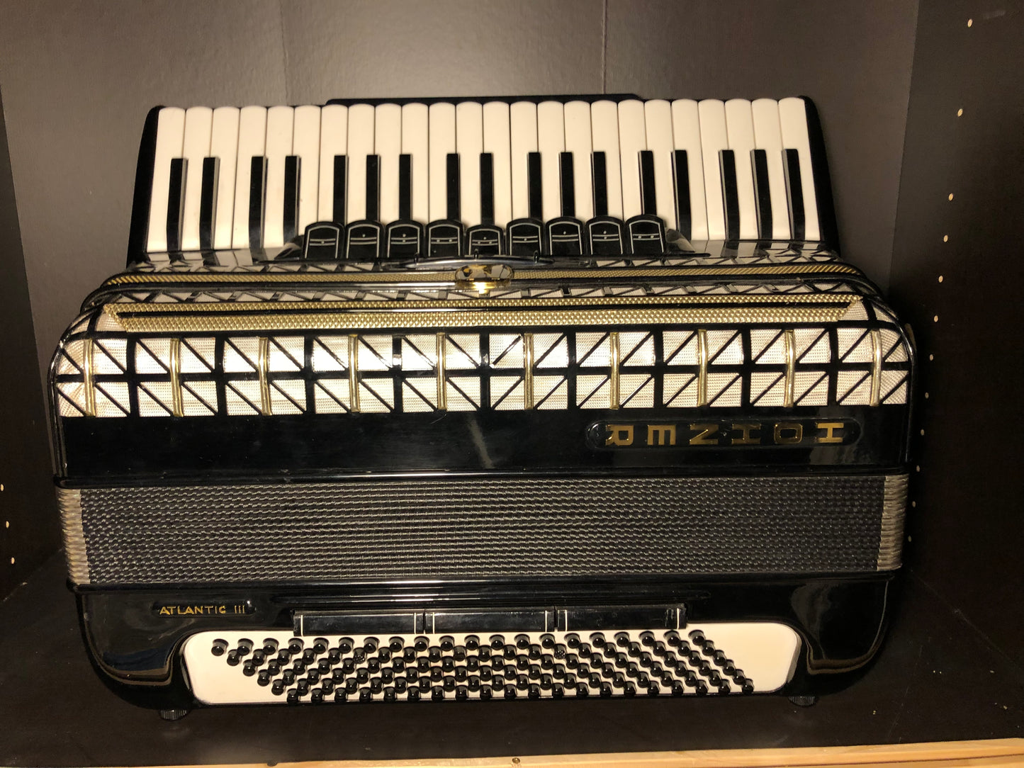 Akkordeon Hohner Atlantic III schwarz gold 9 Register + Seitenregister