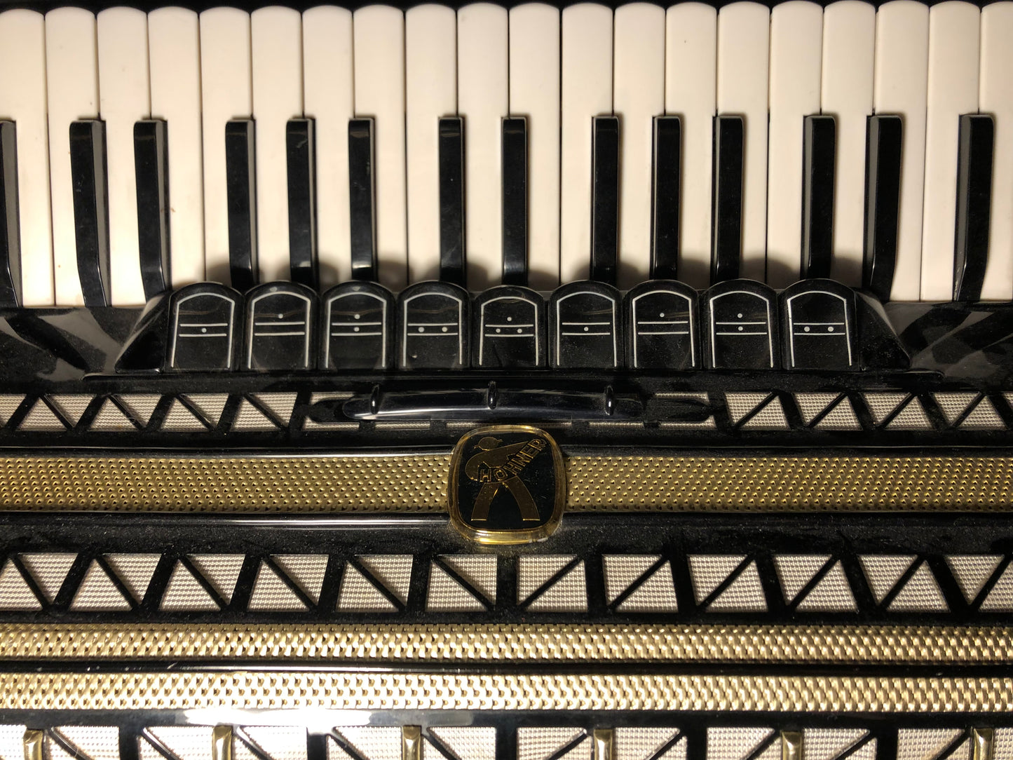 Akkordeon Hohner Atlantic III schwarz gold 9 Register + Seitenregister
