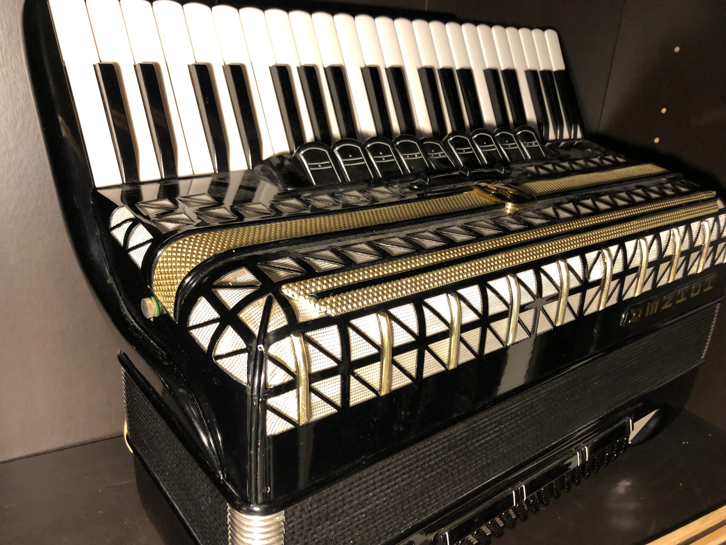 Akkordeon Hohner Atlantic III schwarz gold 9 Register + Seitenregister