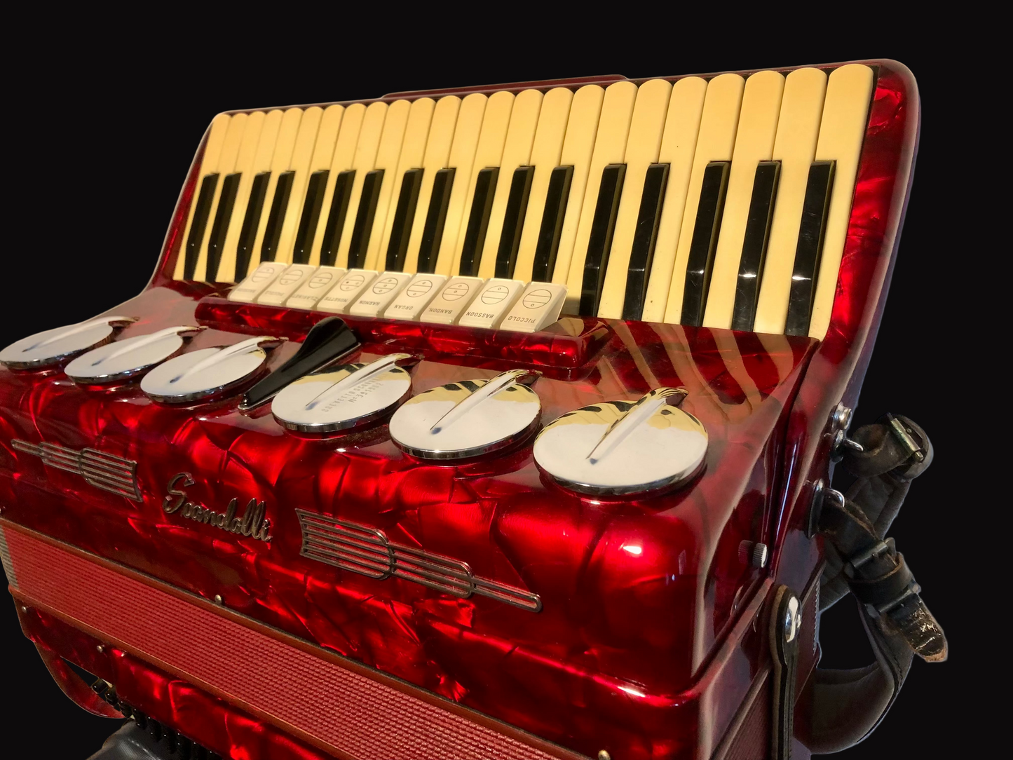 Scandalli Brevetto 120 Bässe 9 Register Rot mit Saxophonklappen spielbereit