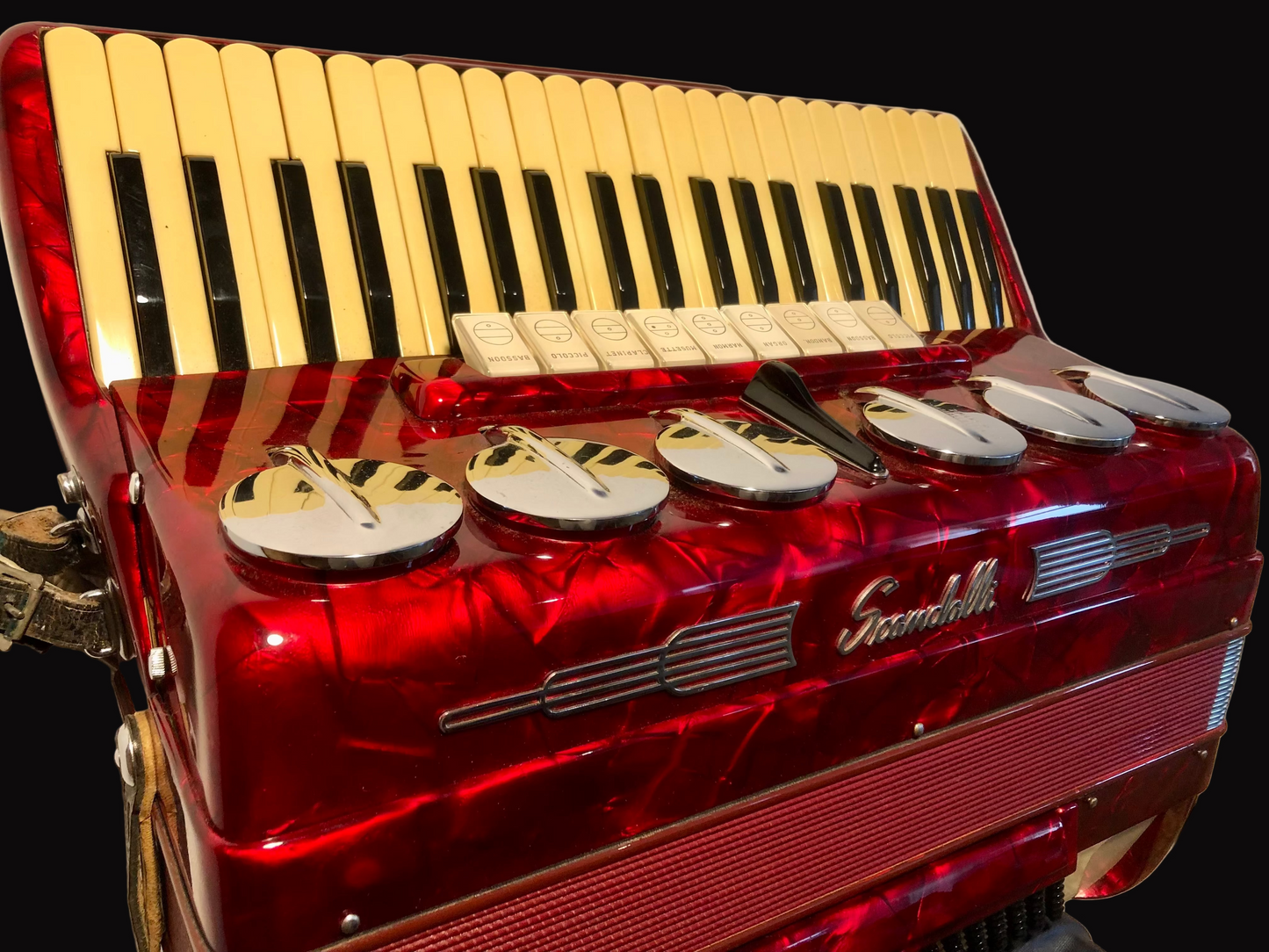 Scandalli Brevetto 120 Bässe 9 Register Rot mit Saxophonklappen spielbereit