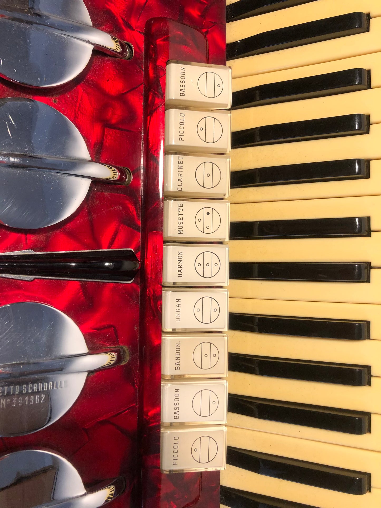 Scandalli Brevetto 120 Bässe 9 Register Rot mit Saxophonklappen spielbereit