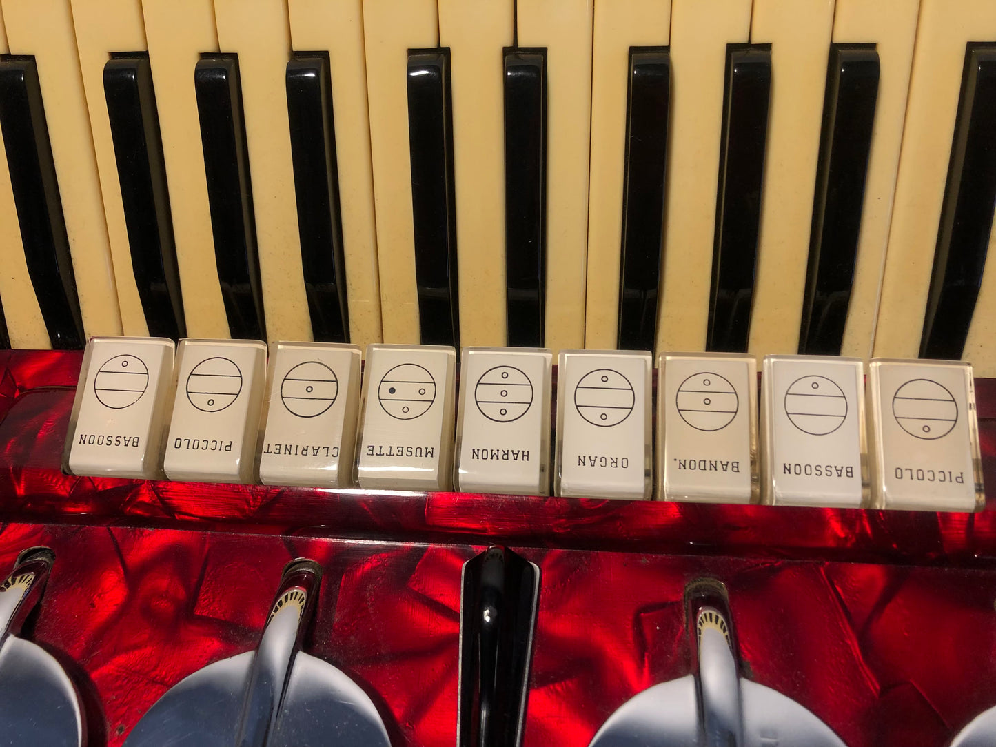 Scandalli Brevetto 120 Bässe 9 Register Rot mit Saxophonklappen spielbereit