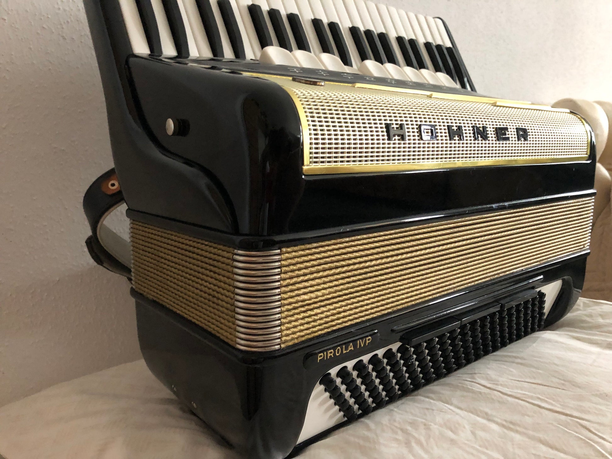 SOLD-Akkordeon Hohner Pirola IVP 120 Bass 9 Register - überholt - Costa Instruments