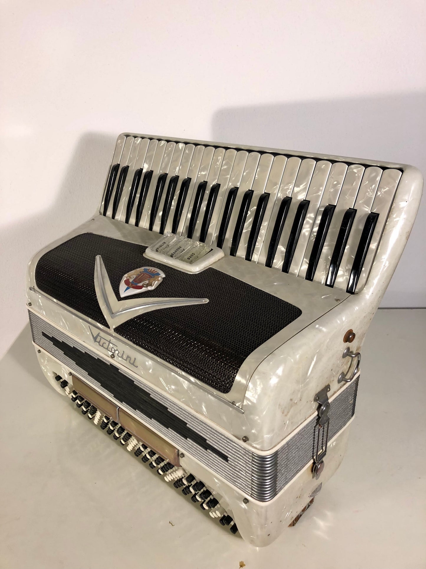 Akkordeon Victorini Castelfidardo Weiß 120 bass 3 Register Italien Leichtgewiche