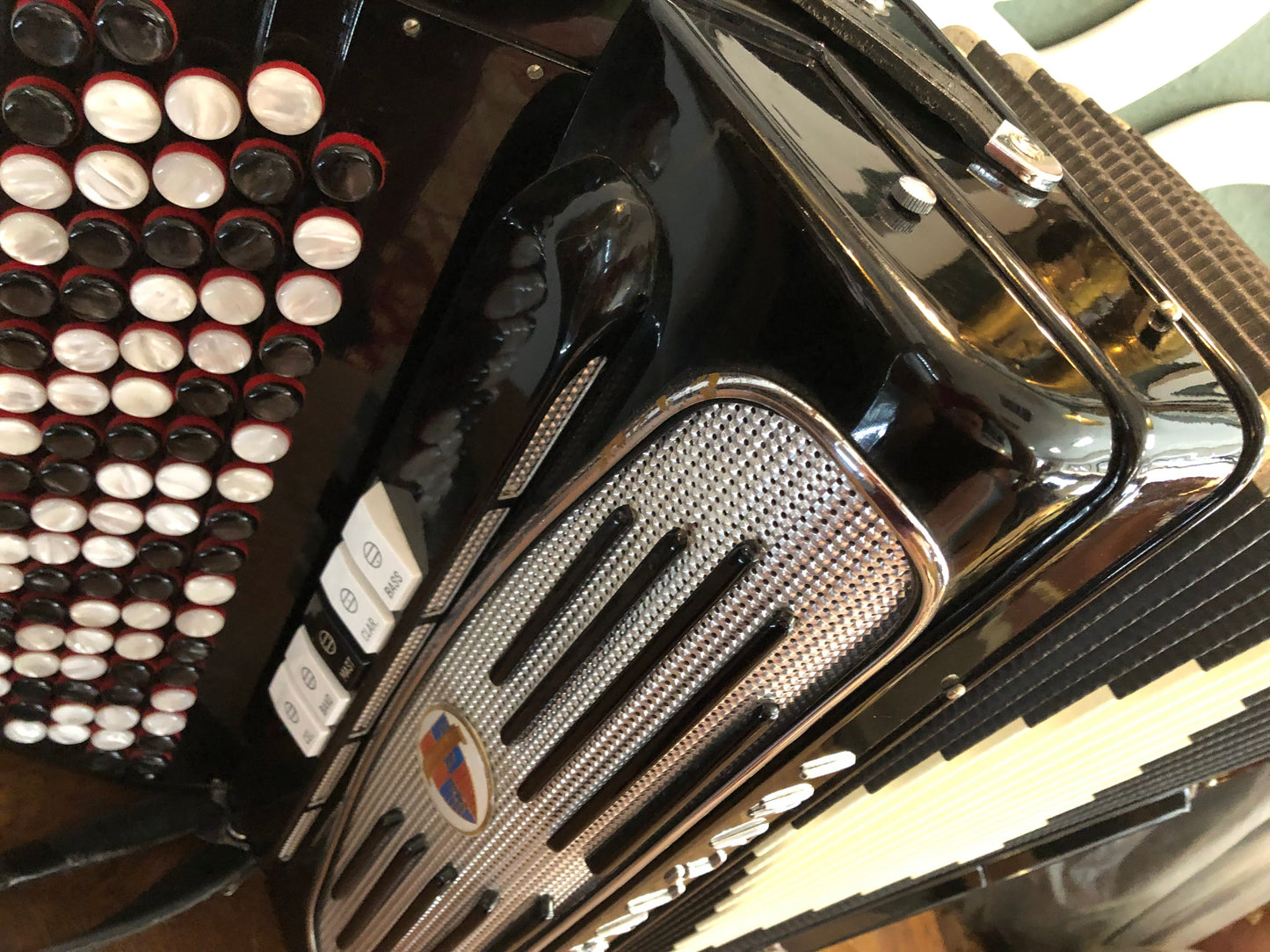Gebrauchtes Costa Instruments Baleani Akkordeon 120 Bass mit Knöpfen, aus Castelfidardo, 1 Jahr Garantie, seitlich fotografiert