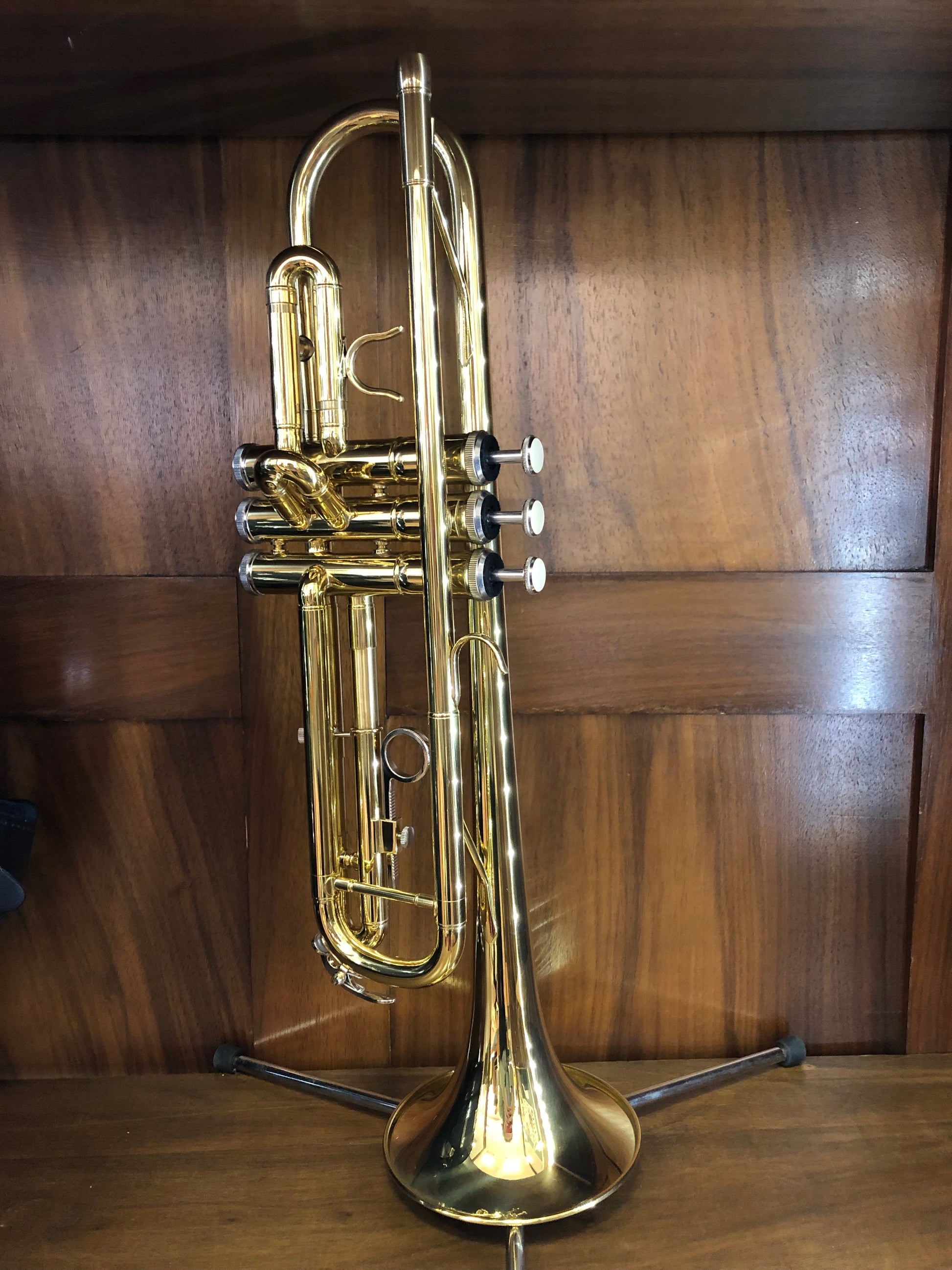 Goldene Schüler-Trompete in Bb von Costa Instruments mit Koffer, Mundstück und Zubehör, ideal für Anfänger.