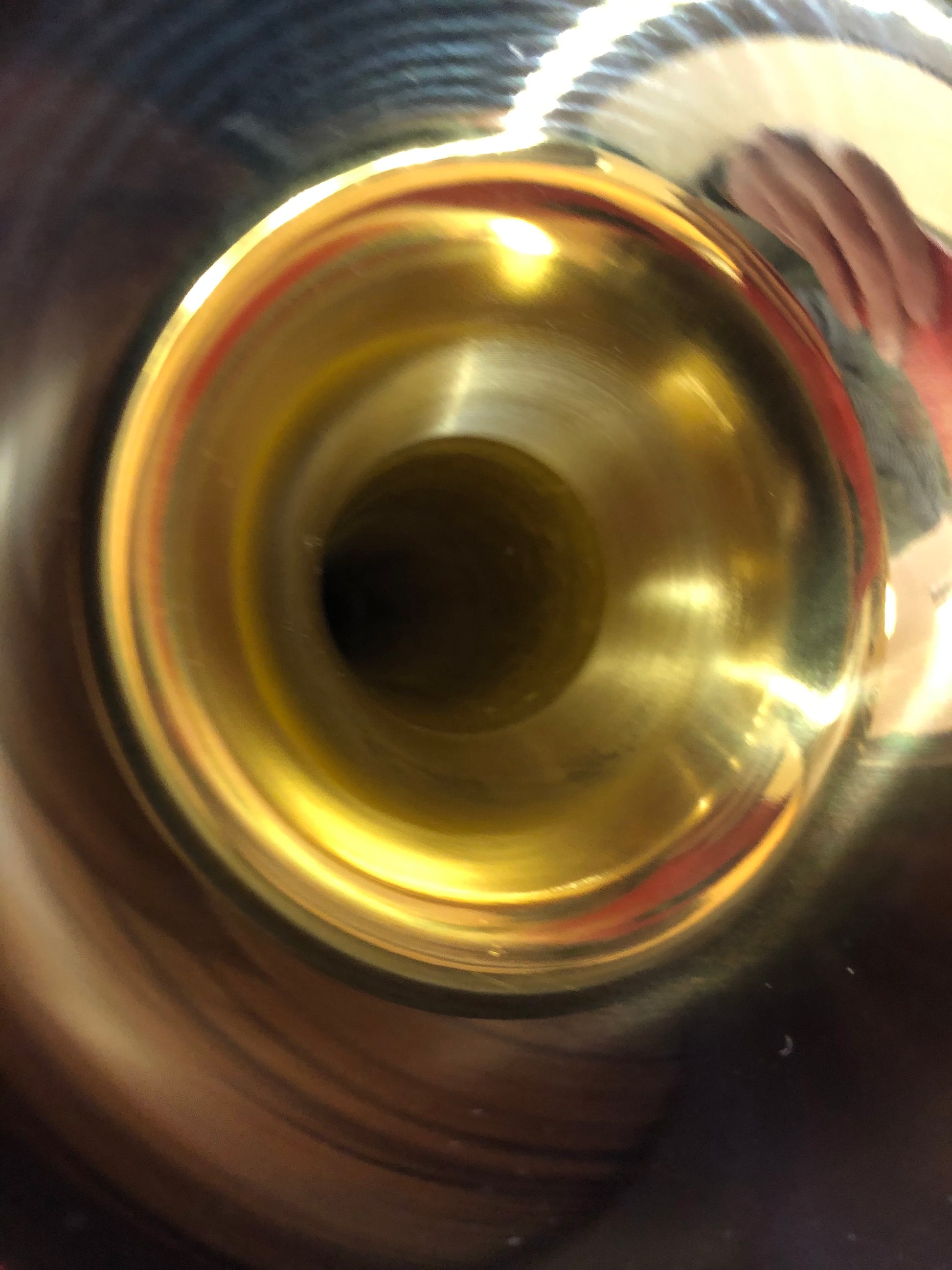 Goldene Anfänger-Trompete in Bb von Costa Instruments mit Koffer, Mundstück und Zubehör, ideal für Schüler.