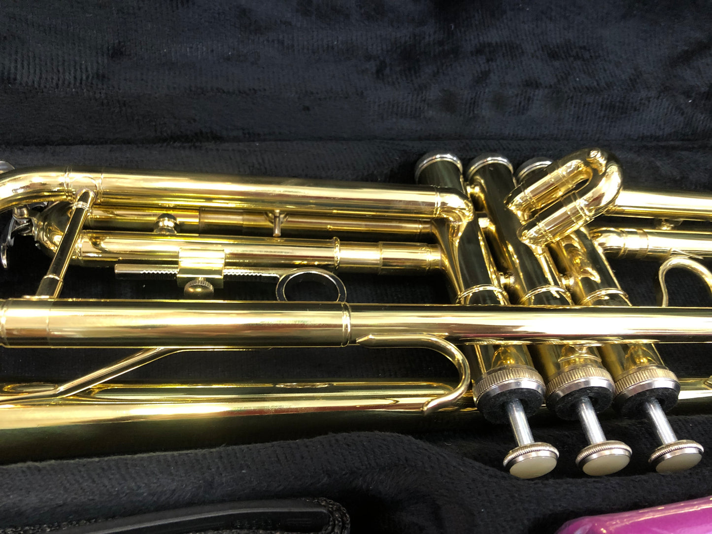 Goldene Anfänger-Trompete Bb von Costa Instruments mit Koffer, Mundstück und Zubehör, ideal für Schüler.