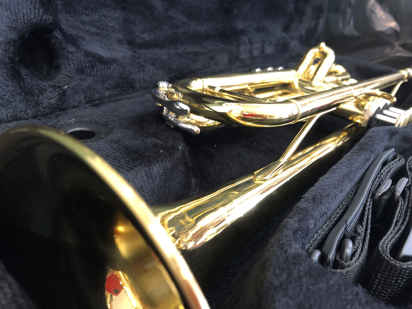 Goldene Bb-Schüler-Trompete von Costa Instruments mit Koffer, Mundstück und Zubehör, ideal für Anfänger, detailreich sichtbar.