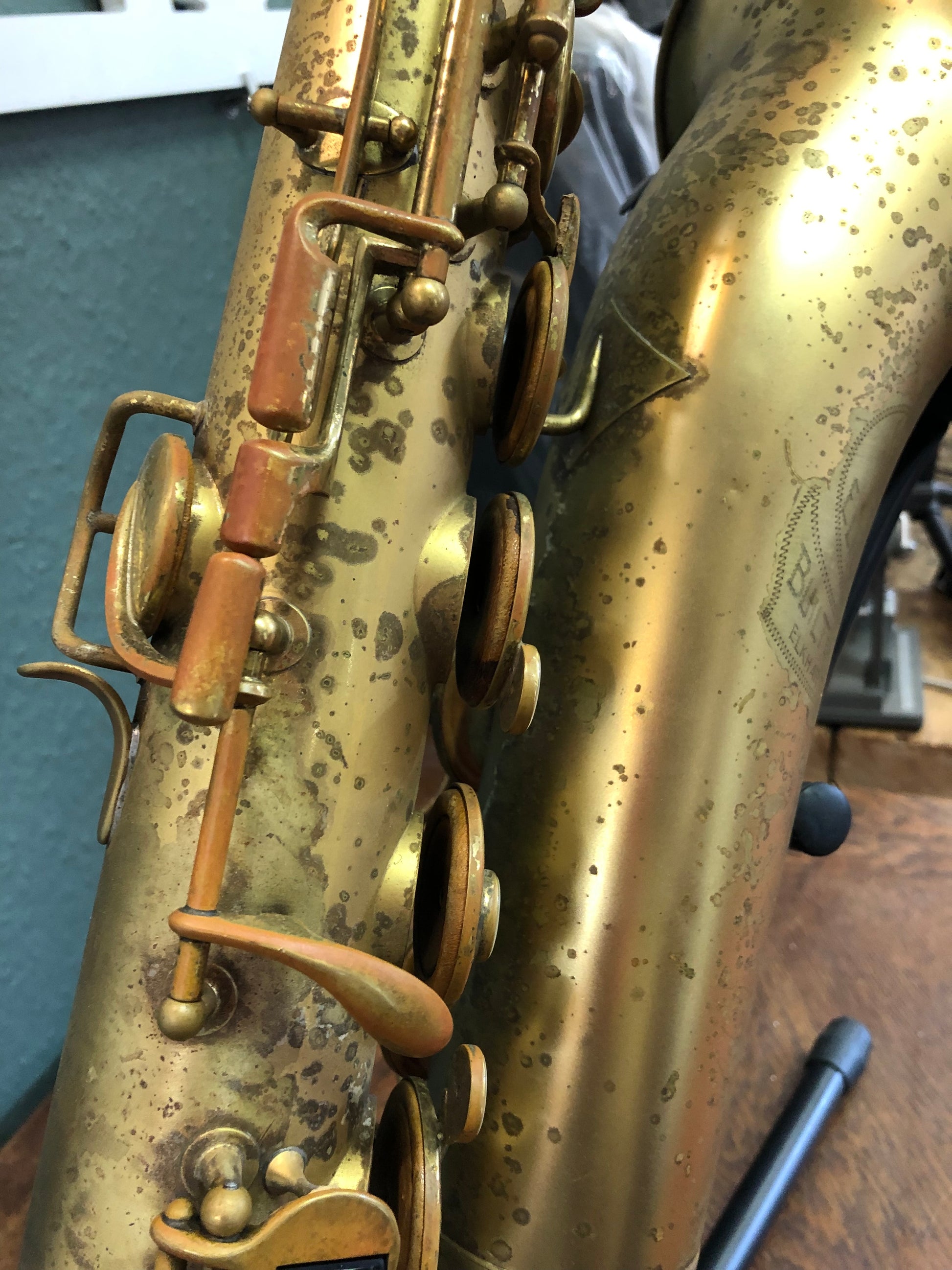 Vintage Buescher Elkhart Tenorsaxophon von Costa Instruments, detailreiche Ansicht des hochwertigen Tenorsaxophons