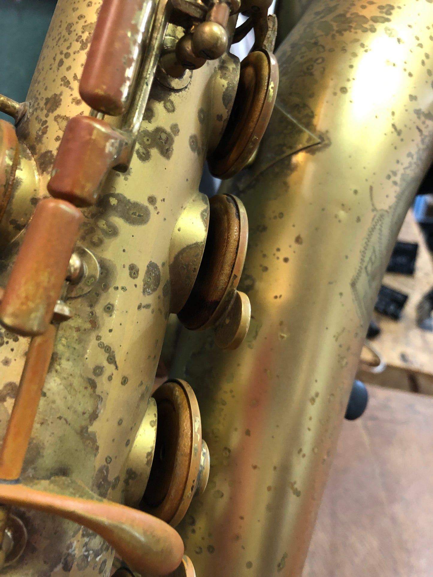 Vintage Buescher Elkhart Tenorsaxophon von Costa Instruments, glänzendes Holzblasinstrument mit goldener Lackierung, detailreiche Ansicht