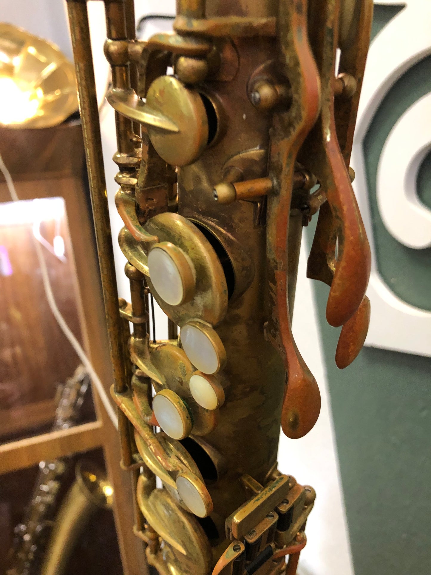 Vintage Buescher Elkhart Tenorsaxophon von Costa Instruments, glänzendes schwarzes Metall mit goldfarbenen Klappen und Griffen.