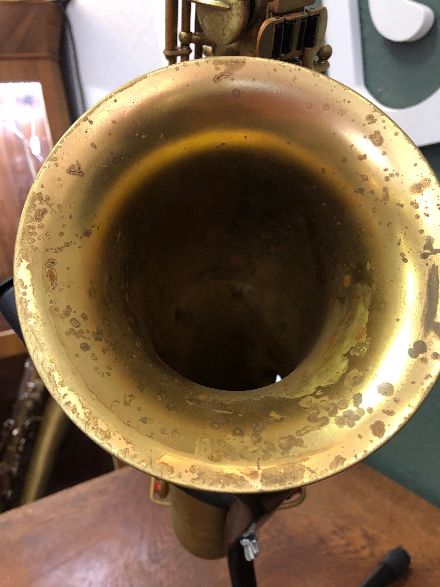 Vintage Buescher Elkhart Tenorsaxophon von Costa Instruments, zeigt das goldene Messinginstrument mit Klappen und Griffen.