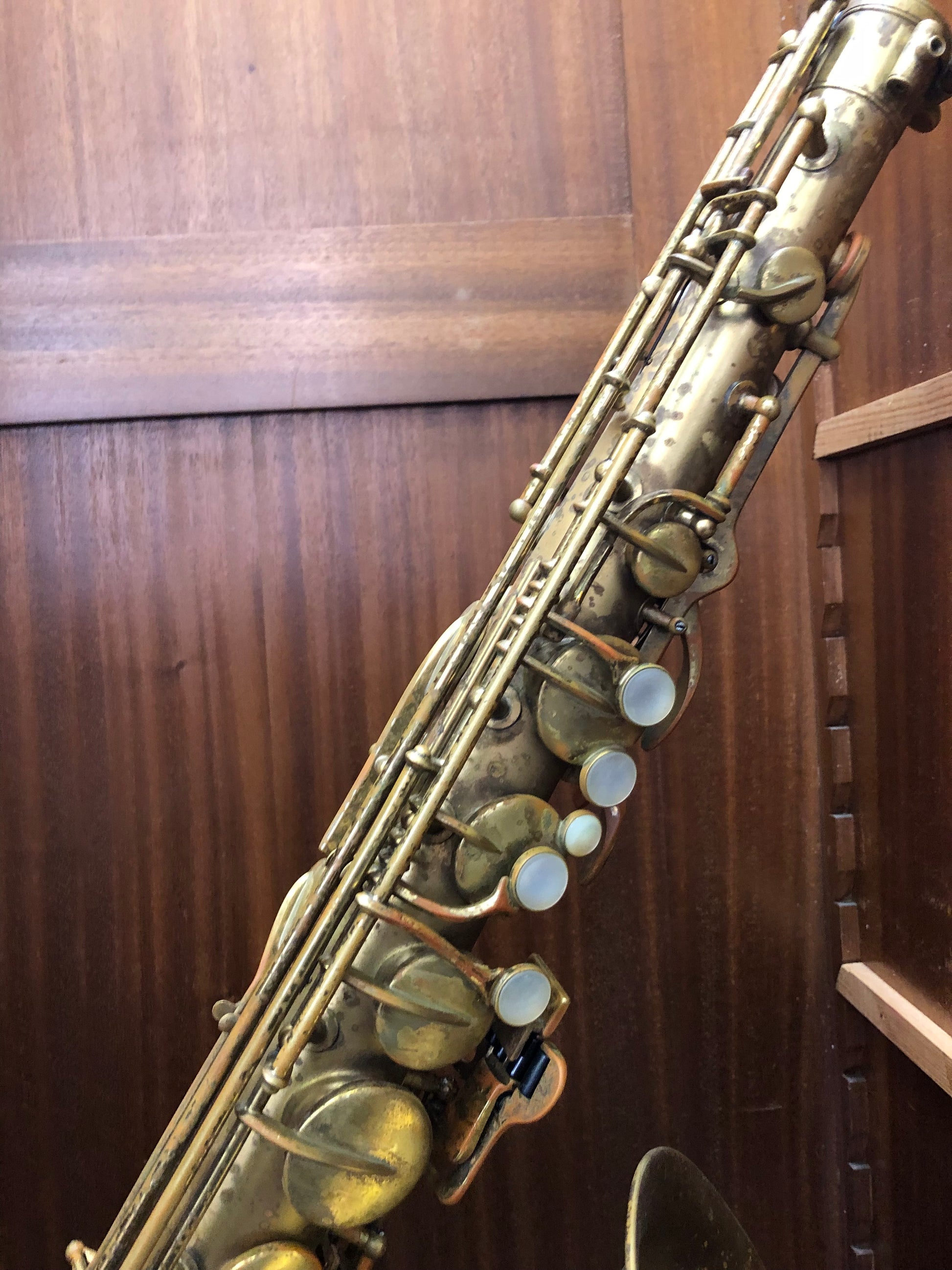 Vintage Buescher Elkhart Tenorsaxophon von Costa Instruments, glänzendes Holzblasinstrument mit goldener Oberfläche.