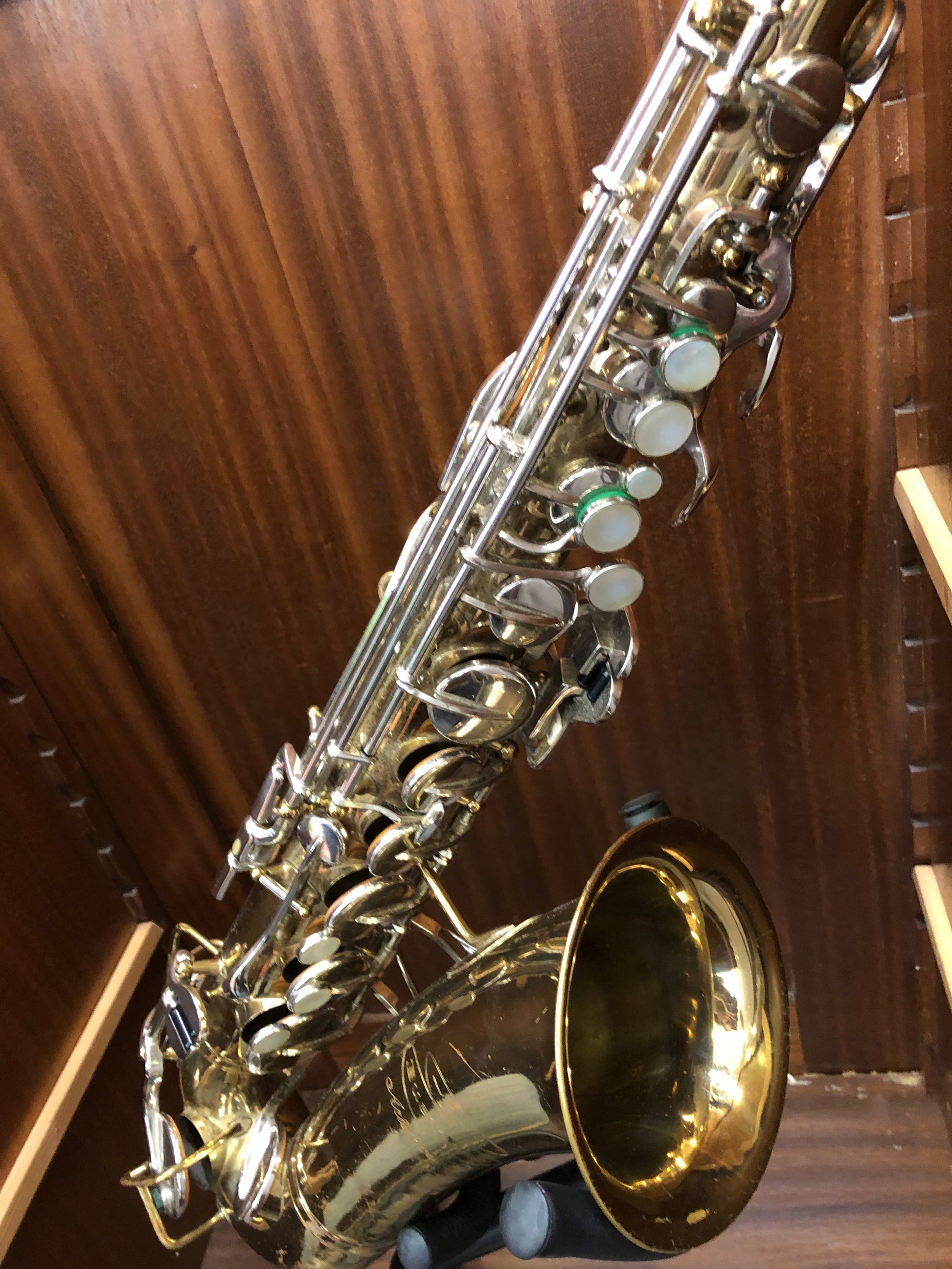 Vintage Buescher Elkhart Altsaxophon von Costa Instruments, gebrauchtes Holzblasinstrument mit goldener Oberfläche und Messingkorpus.