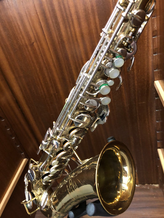 Vintage Buescher Elkhart Altsaxophon von Costa Instruments, gebrauchtes Holzblasinstrument mit goldener Oberfläche und Messingkorpus.